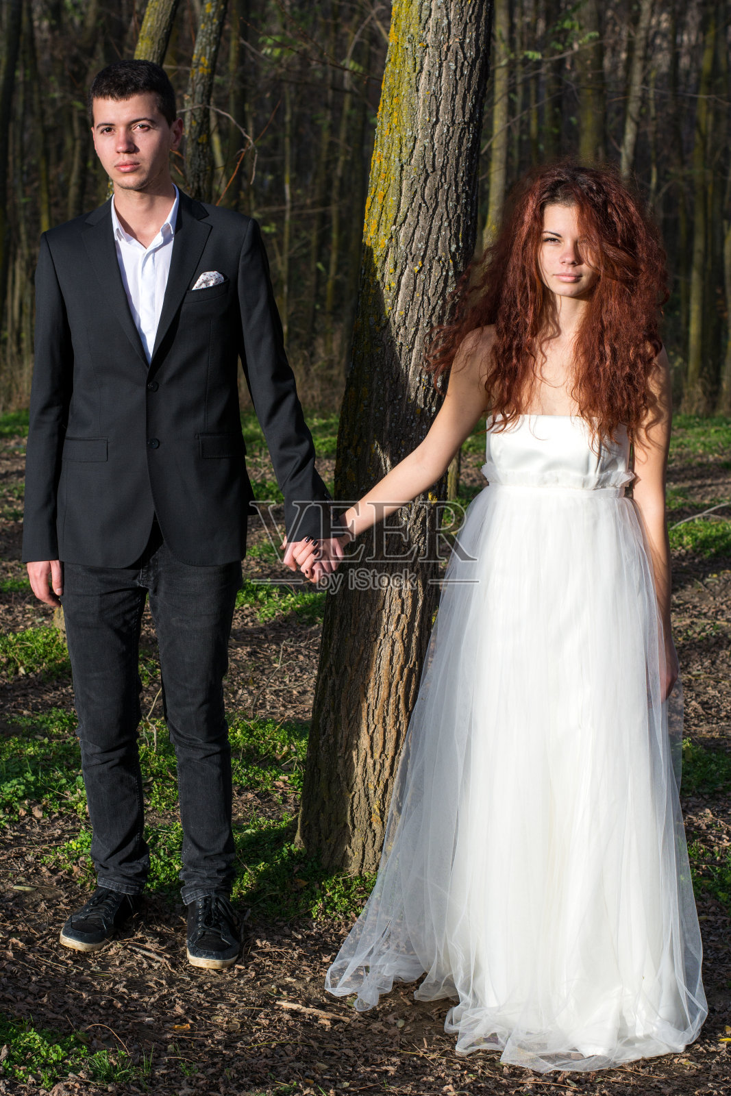 牵手的情侣在森林里照片摄影图片