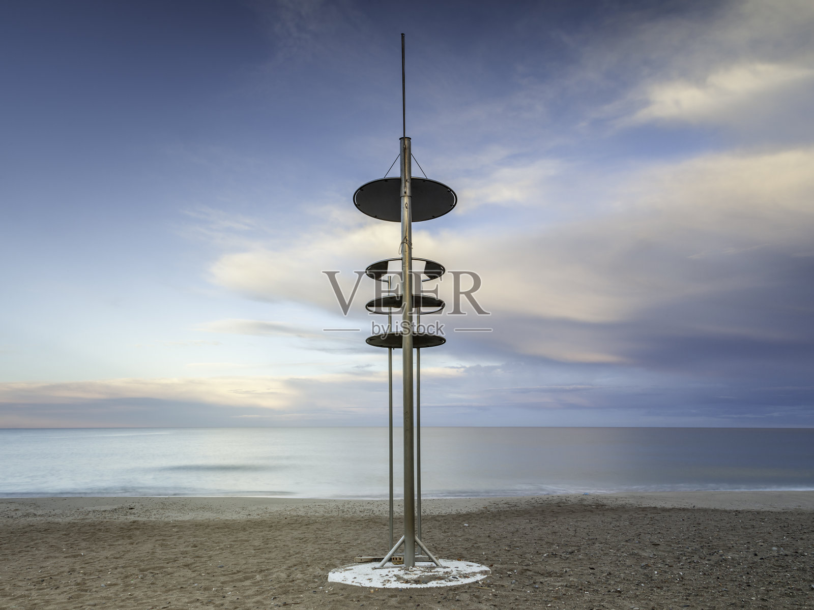 救生员站在空旷的海滩上照片摄影图片