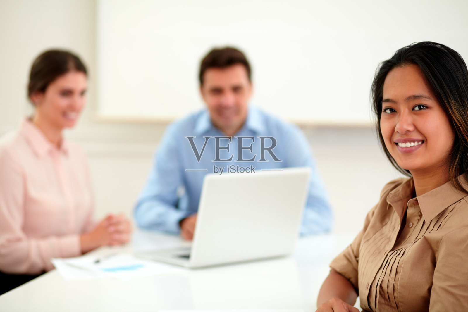 亚洲女商人看着你微笑着照片摄影图片