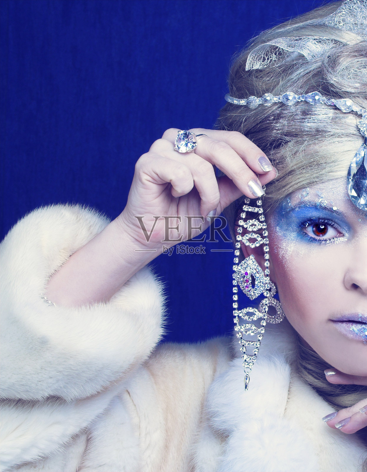 女人在毛皮照片摄影图片