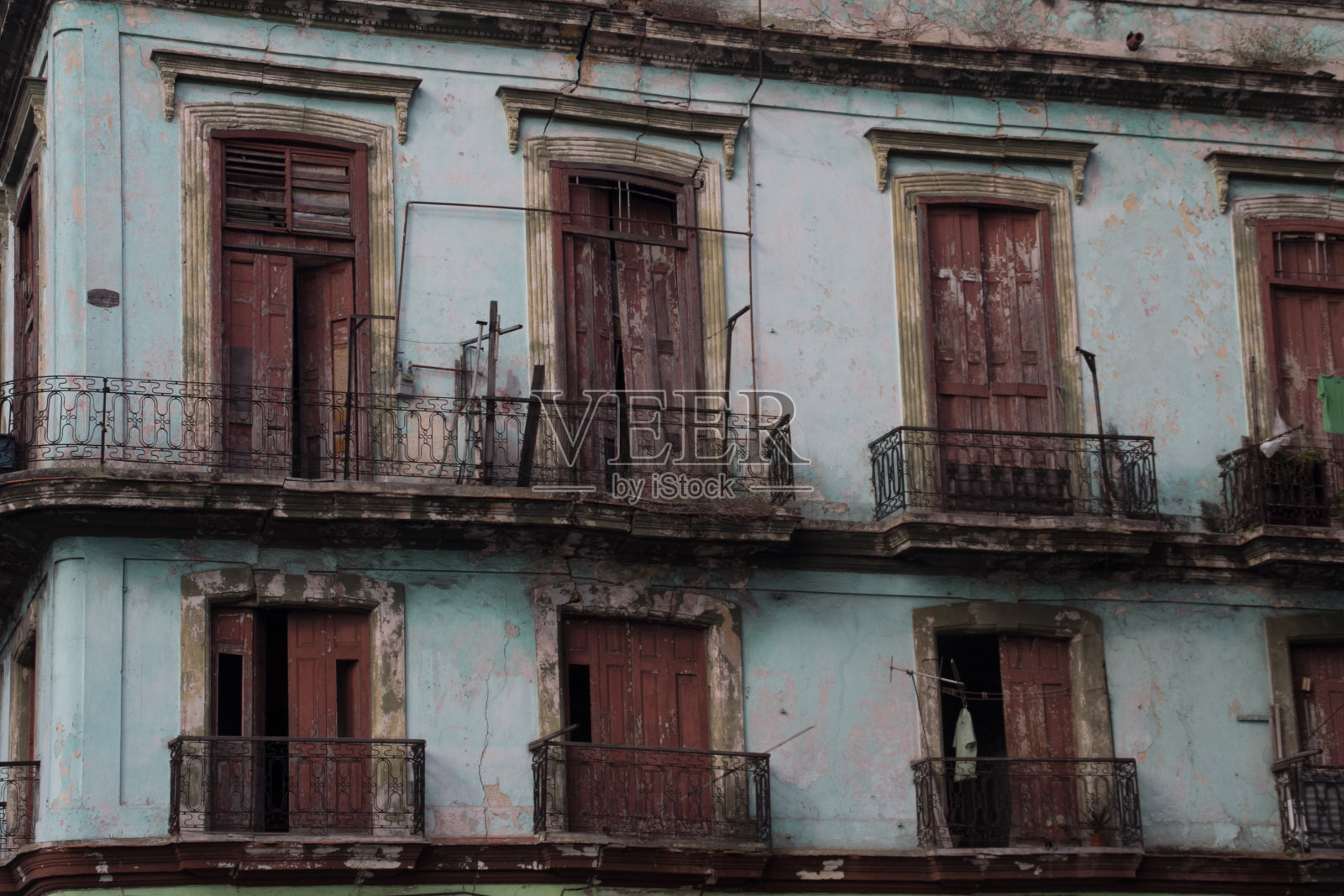 古巴哈瓦那的一个旧阳台照片摄影图片