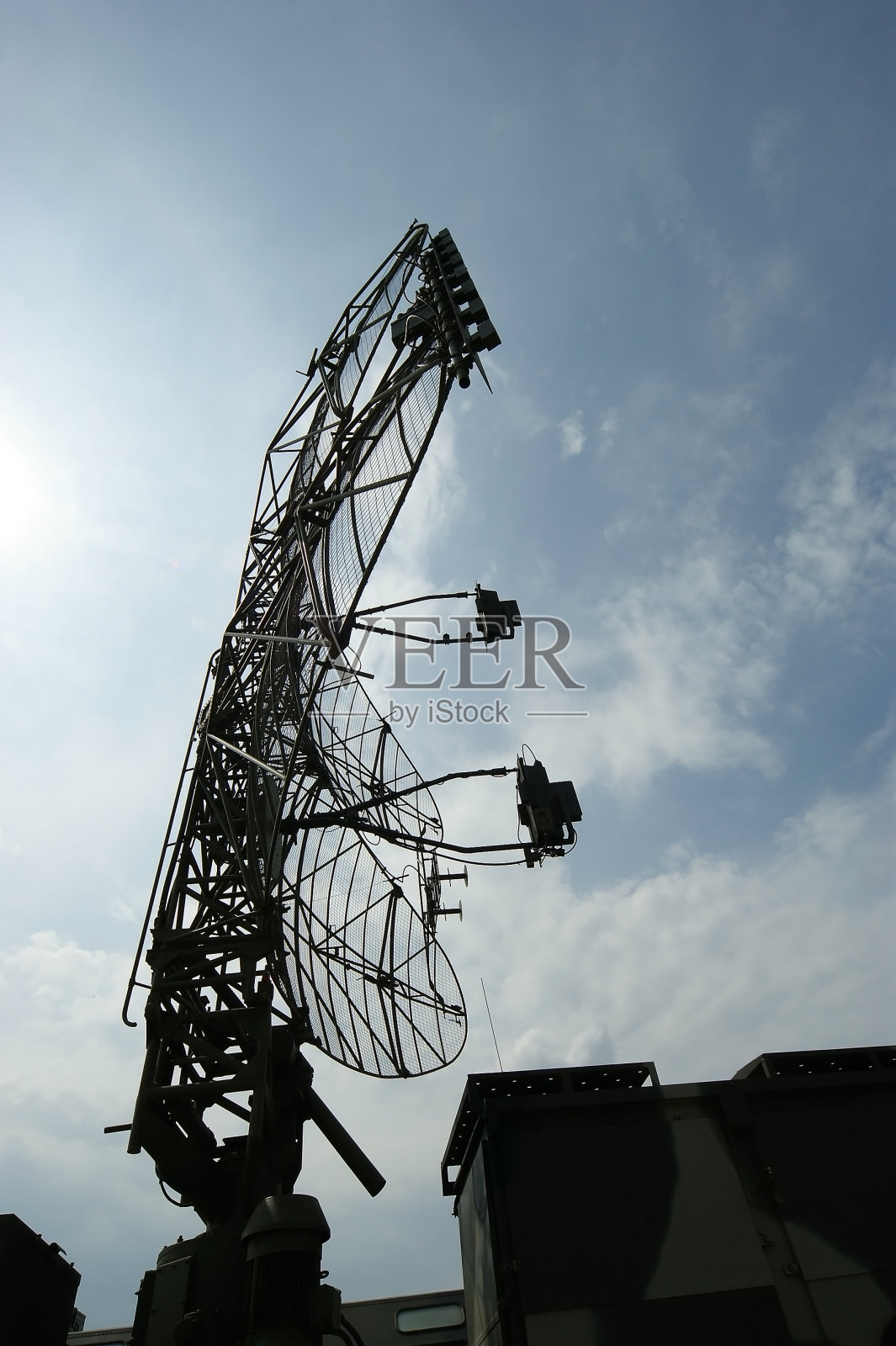 俄罗斯蓝天下的军事移动雷达站照片摄影图片