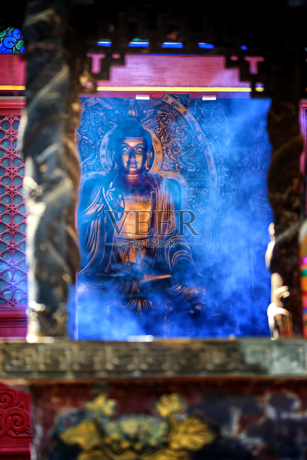 烟雾弥漫着寺庙和佛像的背景照片摄影图片