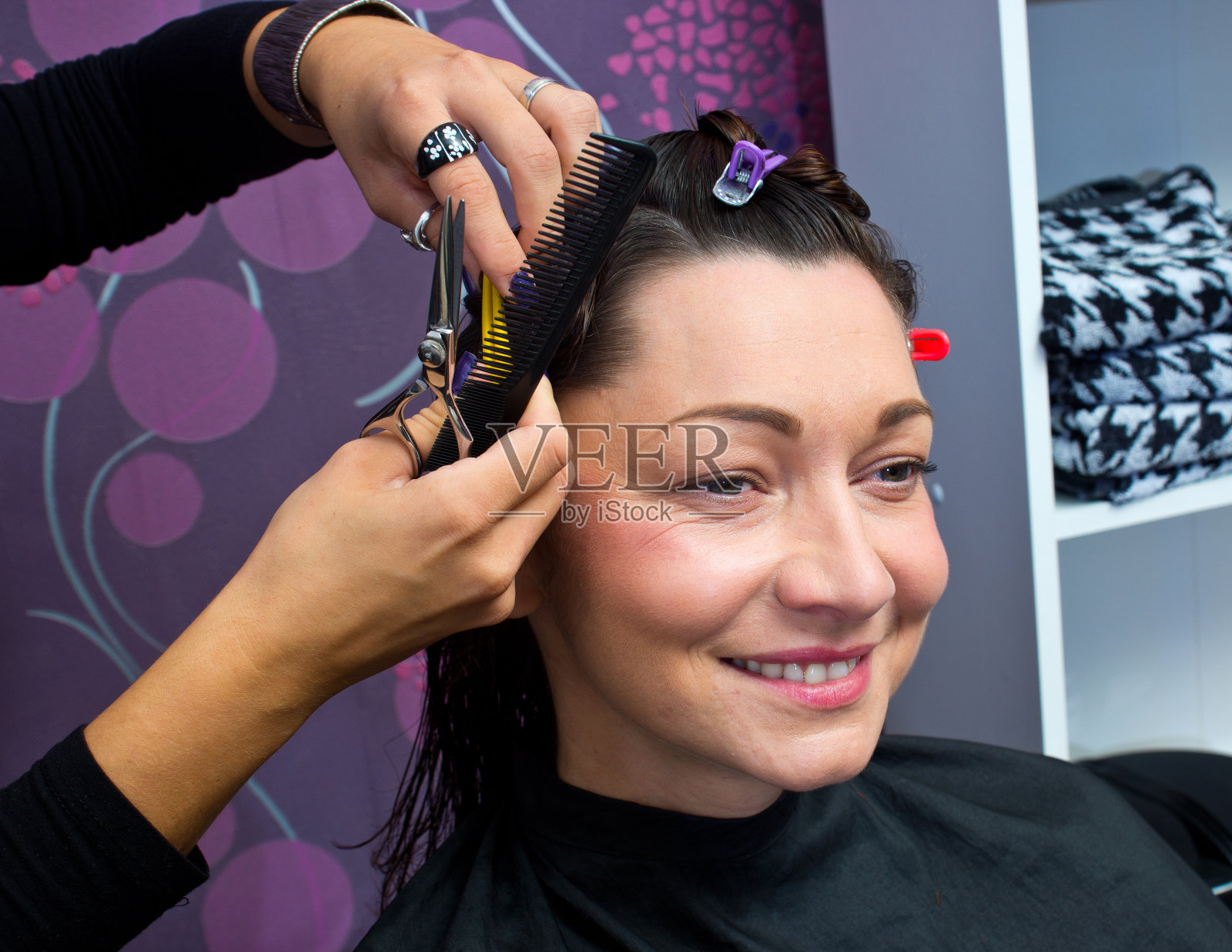 成熟的女人在剪新发型照片摄影图片