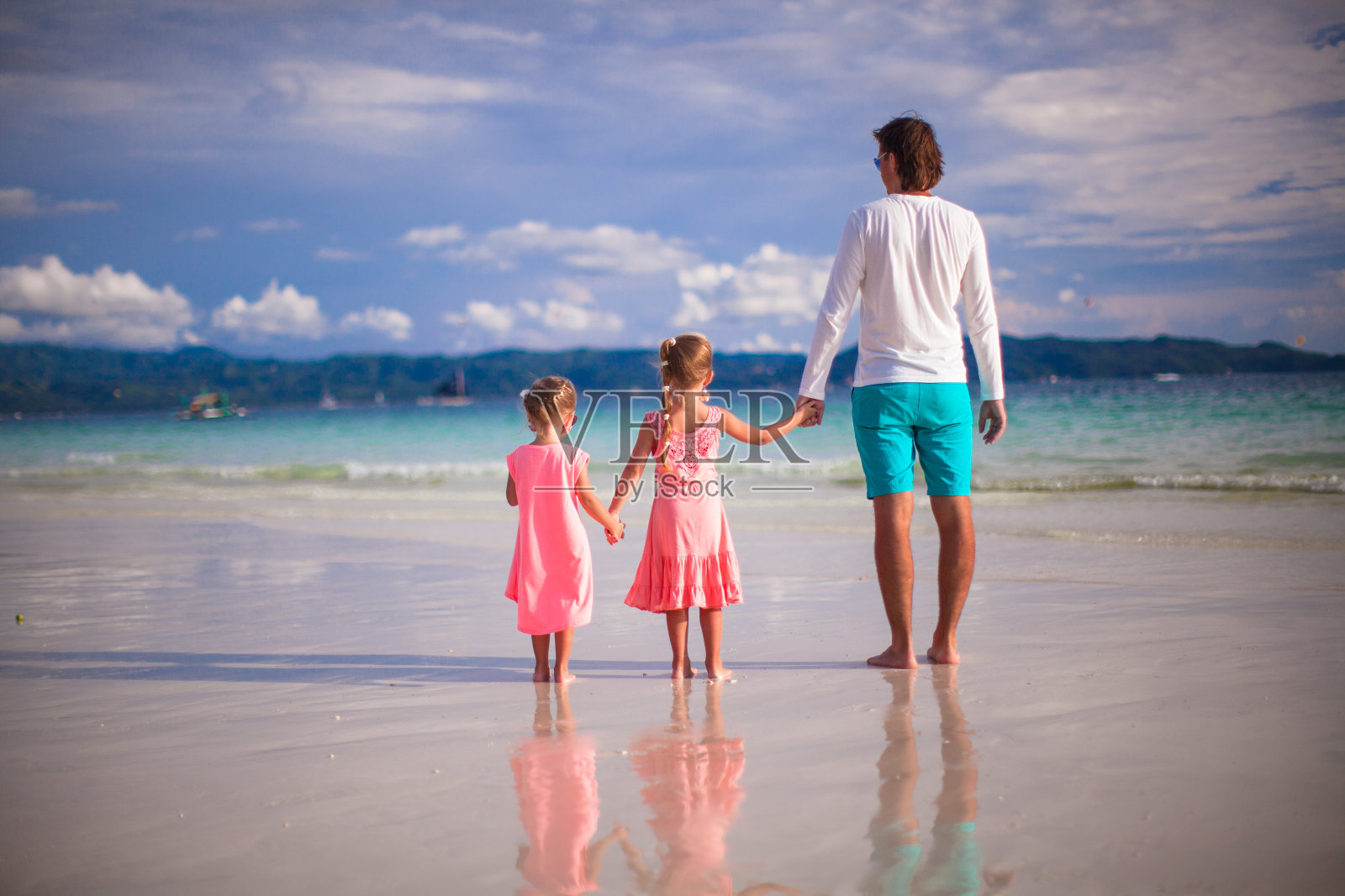 可爱的小女孩和年轻的父亲在热带白色海滩照片摄影图片