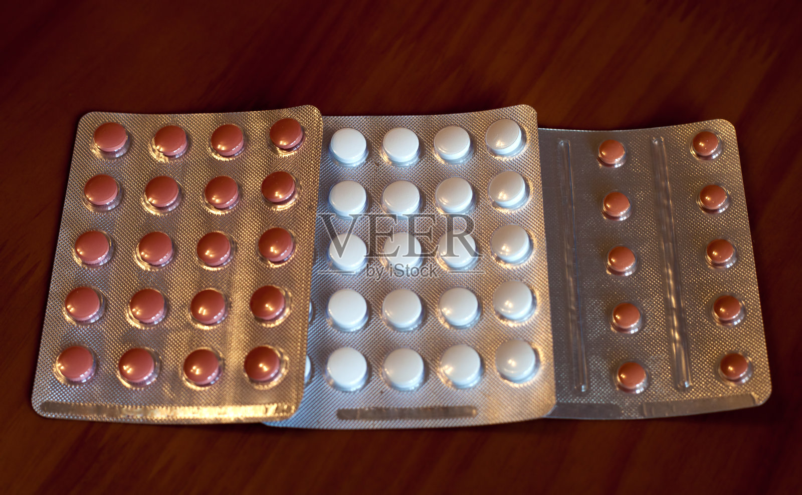 装在容器中的彩色药丸照片摄影图片