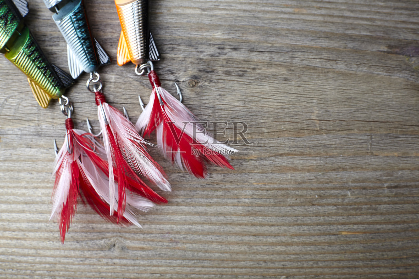 木制码头上五颜六色的鱼饵照片摄影图片