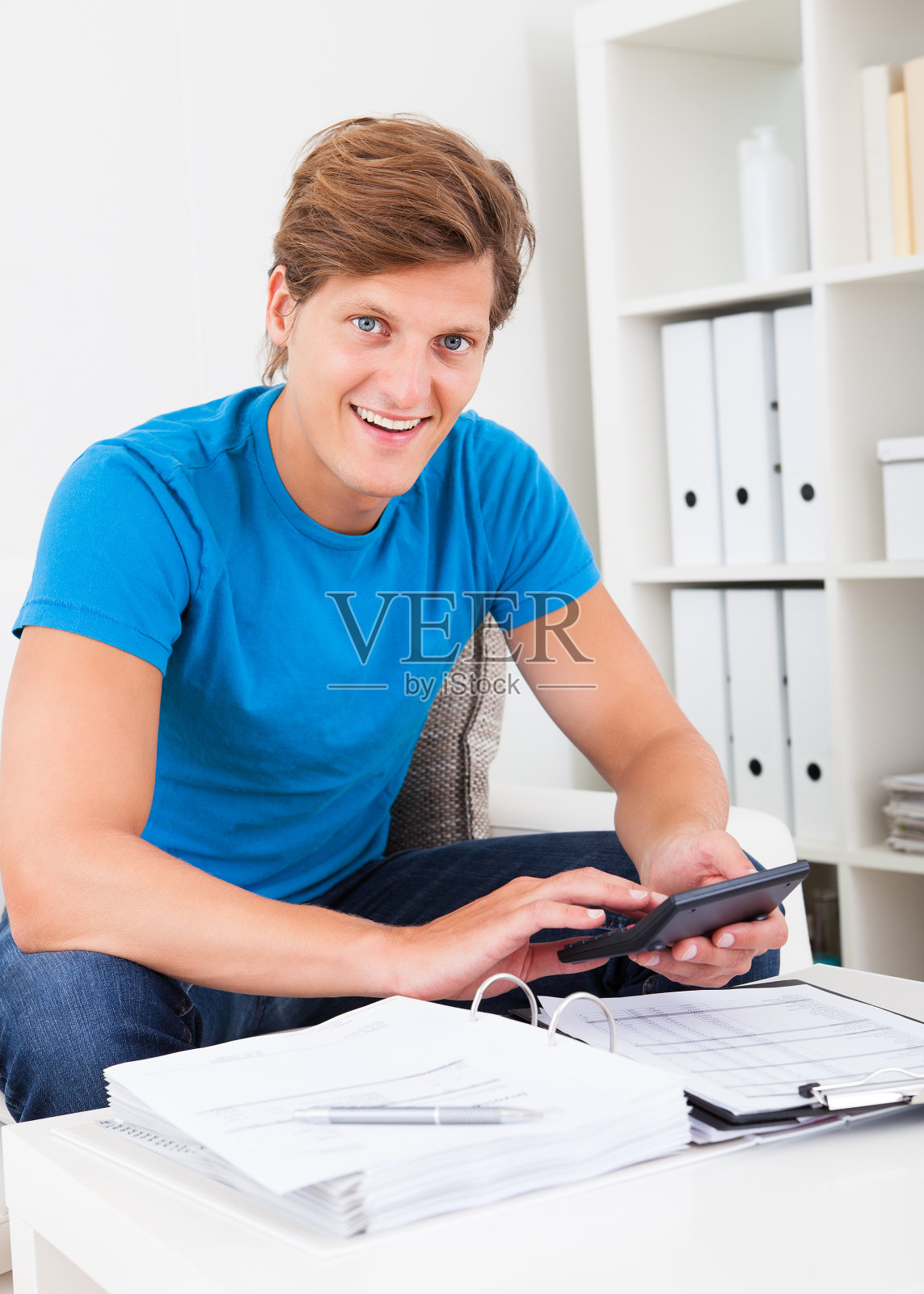 计算账单的人照片摄影图片