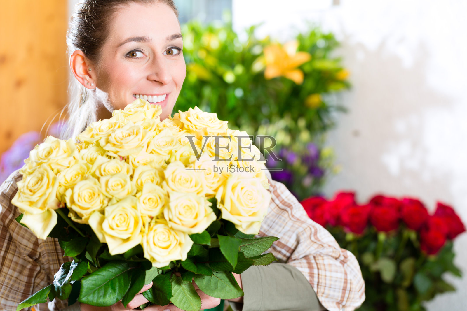 花店女花匠照片摄影图片