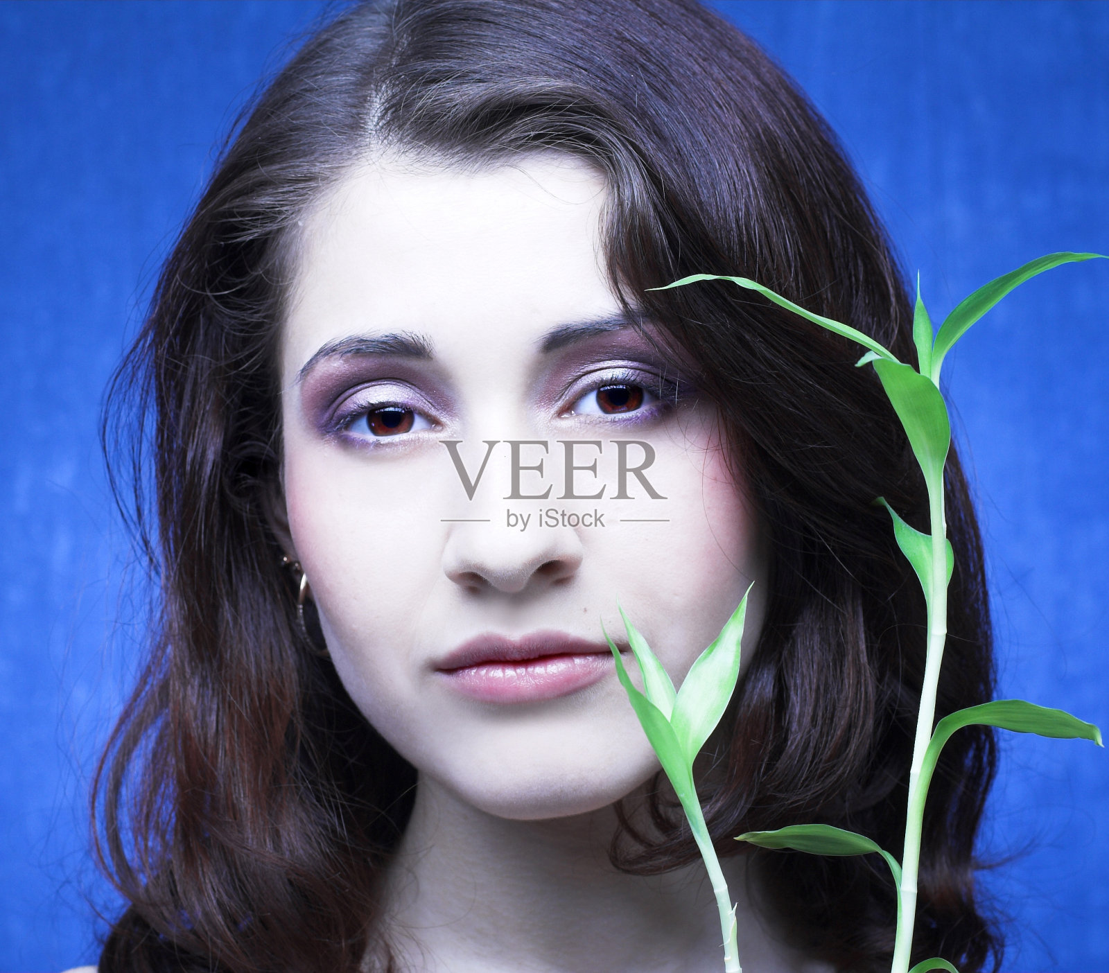 用竹子浅黑肤色的女人照片摄影图片