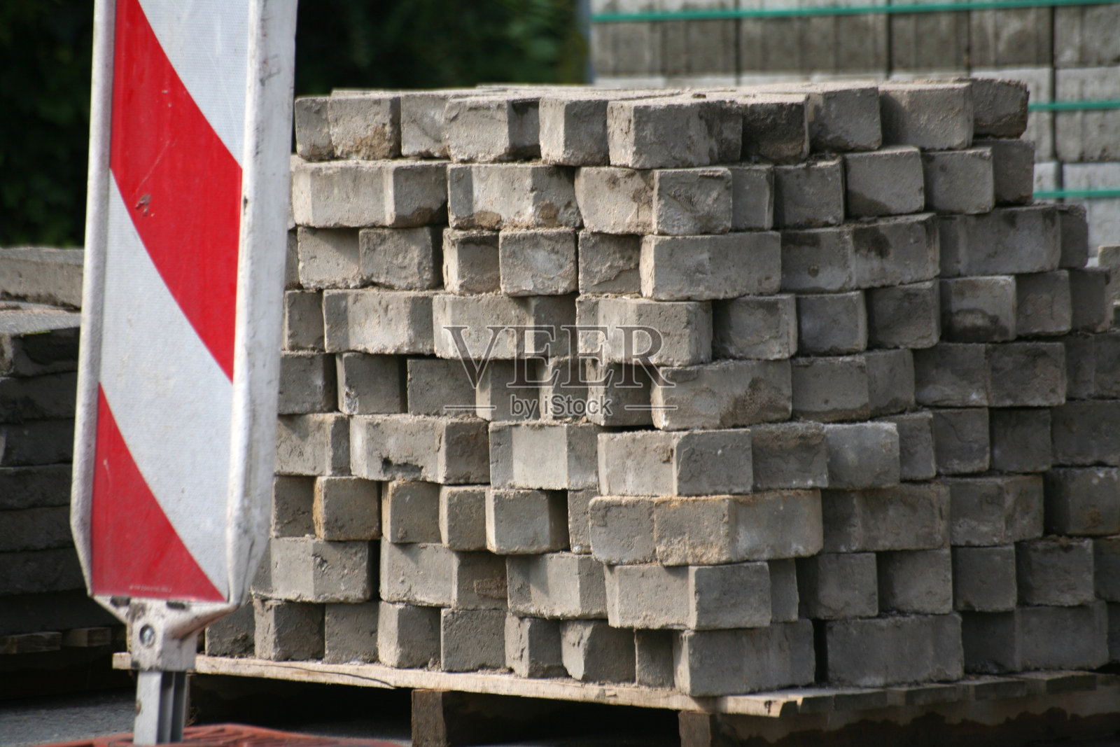 建筑工地的铺路工照片摄影图片