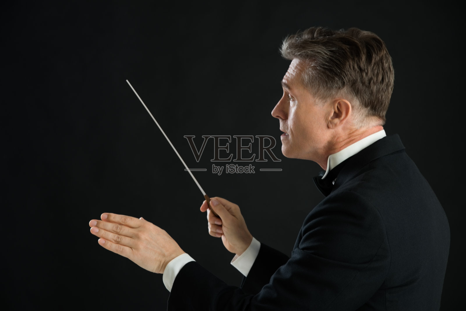 男乐队指挥用指挥棒指挥照片摄影图片