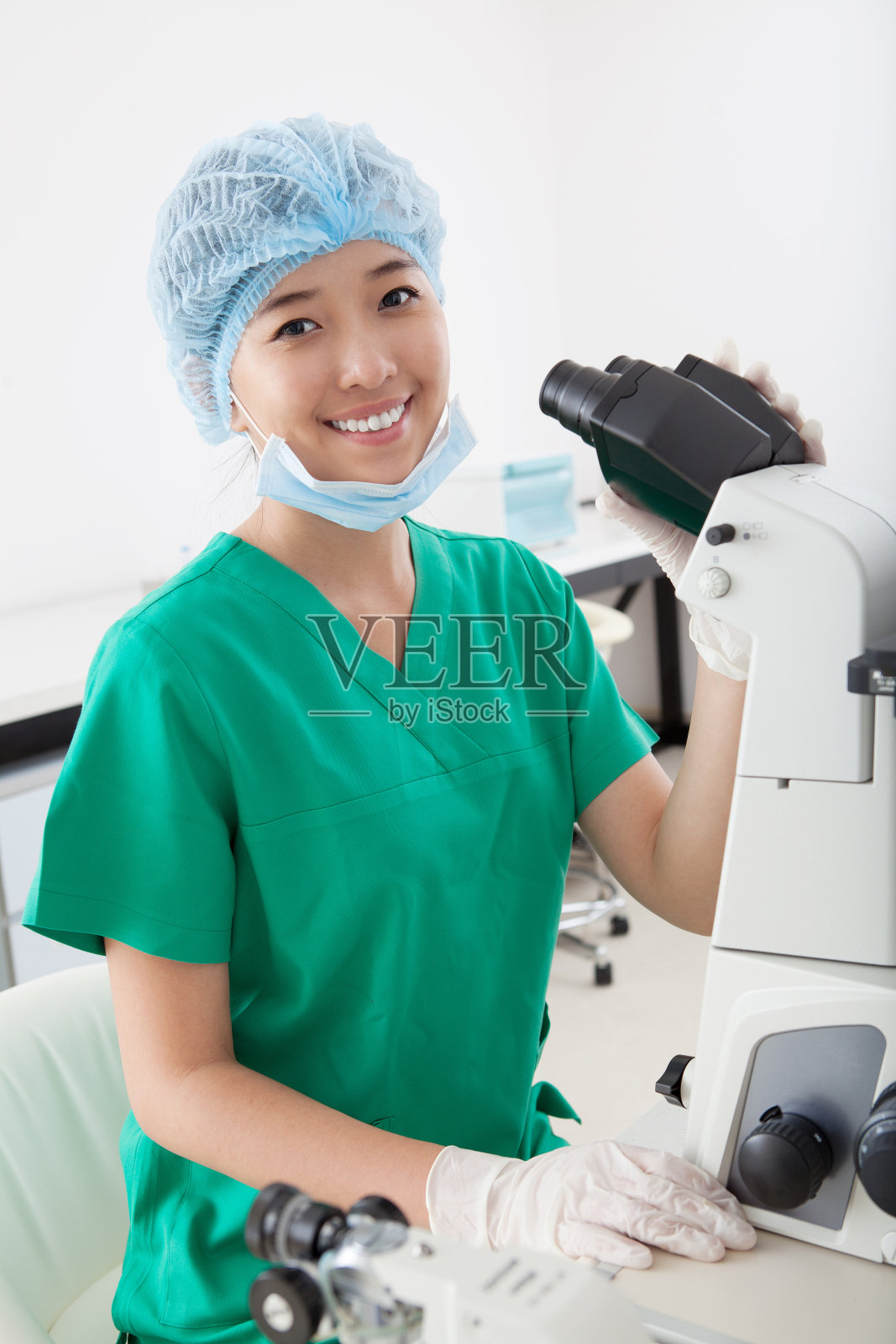 快乐的研究员照片摄影图片