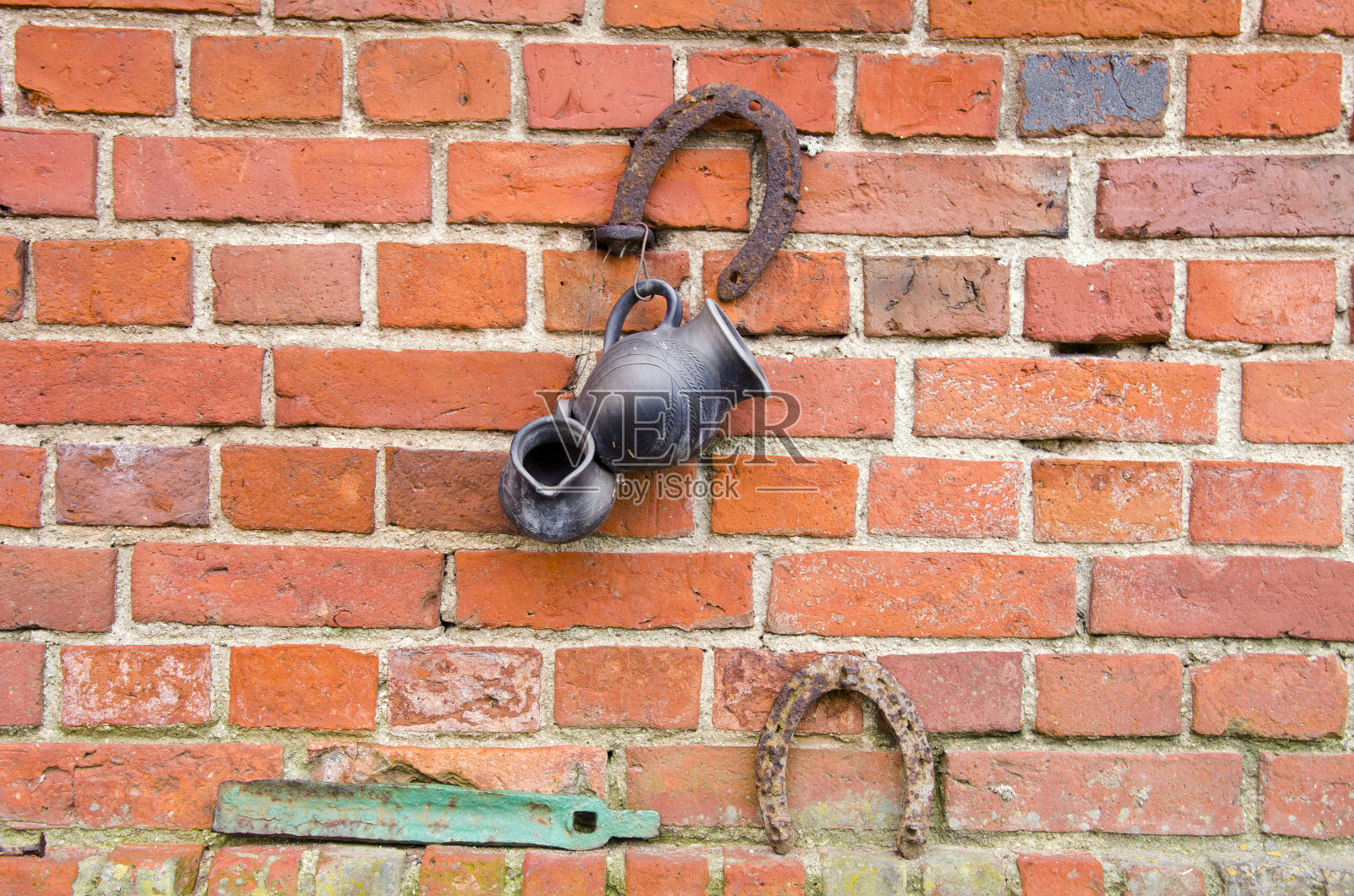 有各种物品的旧墙照片摄影图片