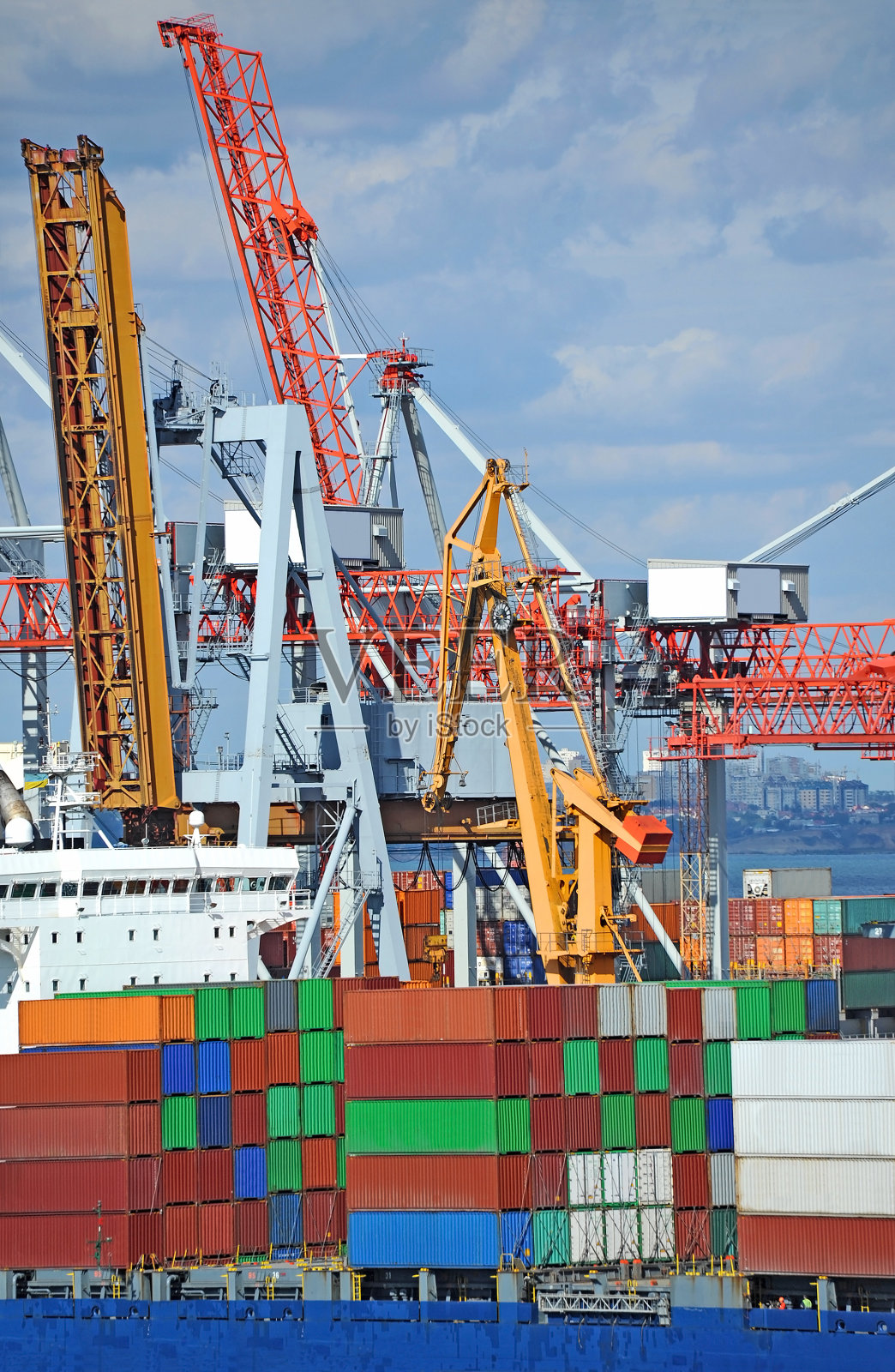 货物起重机及船舶照片摄影图片