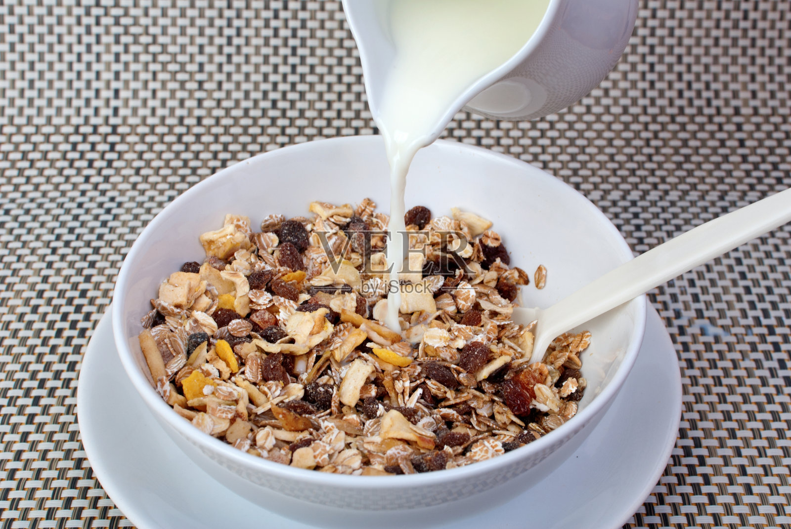 包装好的什锦早餐。瓶装牛奶和勺子照片摄影图片