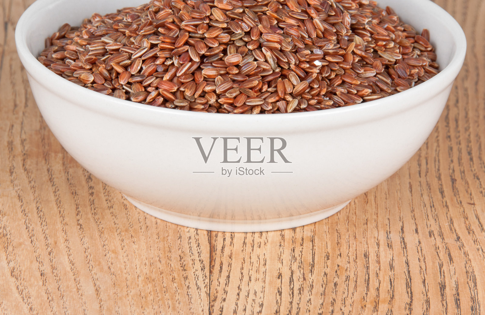 桌上的碗里有红色的米饭照片摄影图片