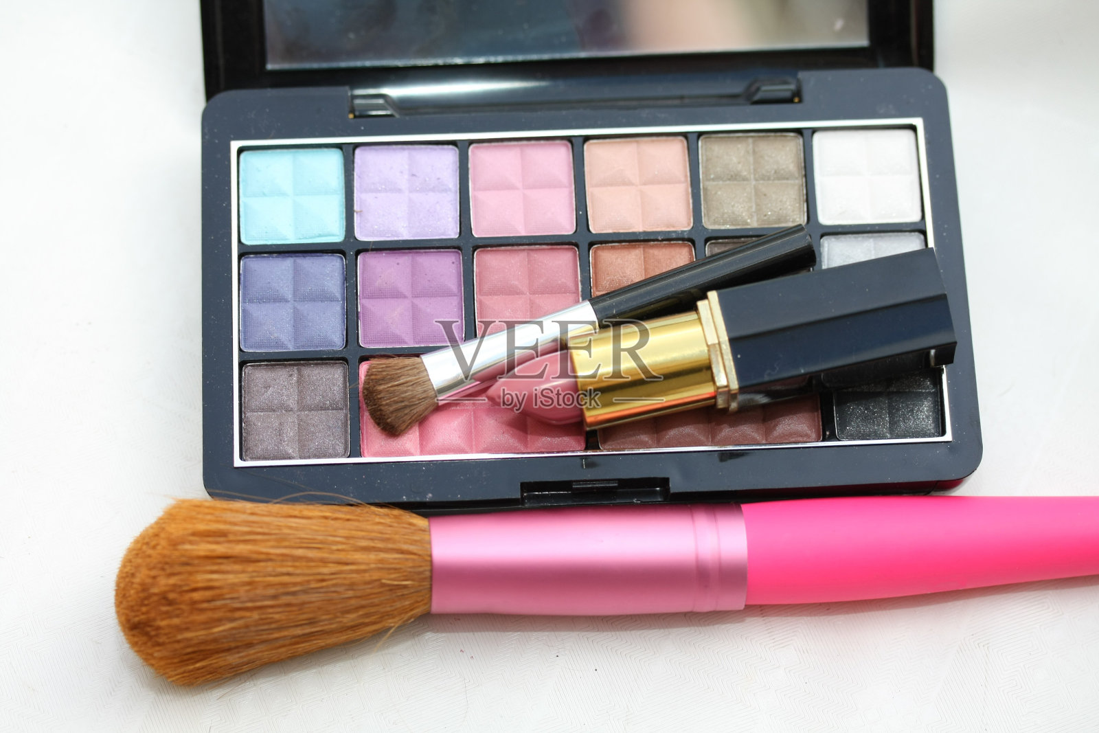 眼影调色板，口红和刷子照片摄影图片