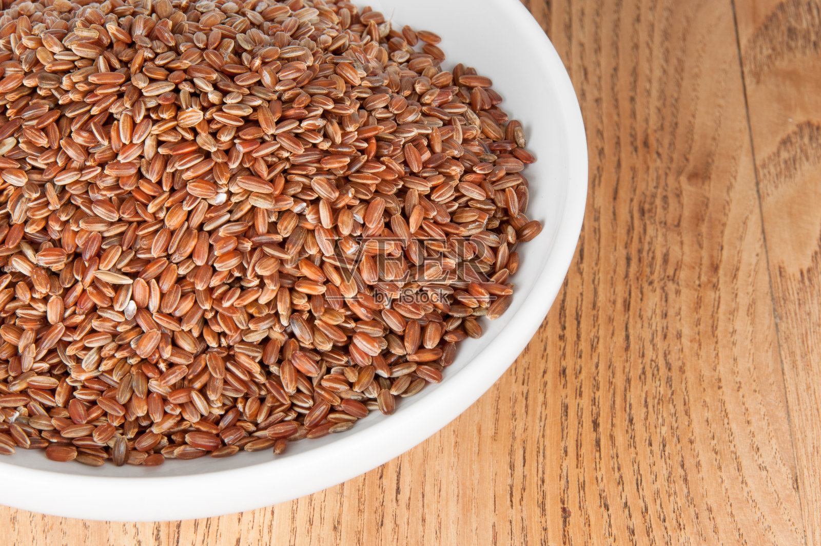 桌上的碗里有红色的米饭照片摄影图片