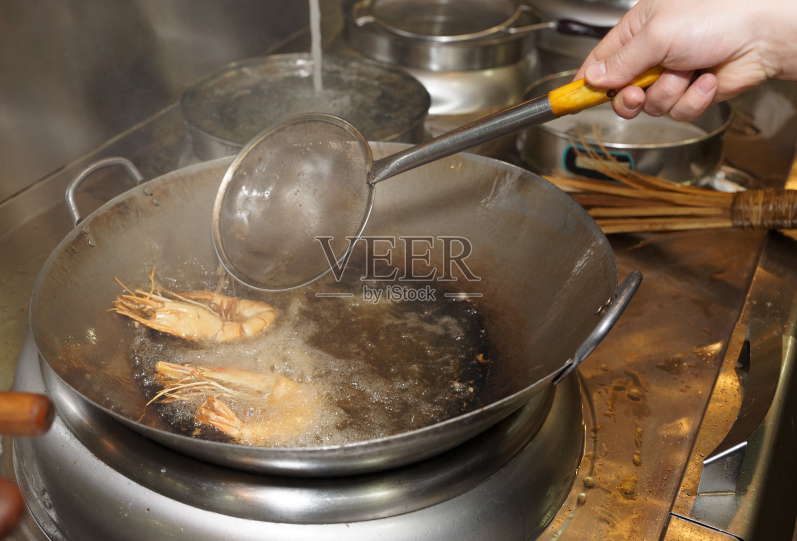 大虾用平底锅煎照片摄影图片