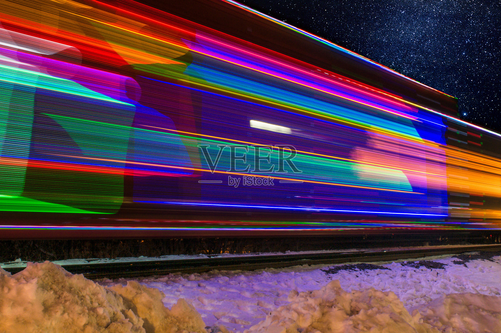 假日彩灯火车模糊了过往照片摄影图片