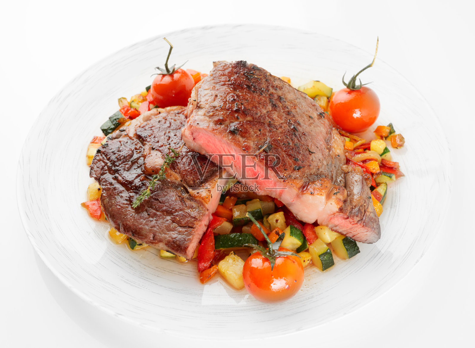 中等油炸牛排与蔬菜拍摄在灯光背景照片摄影图片