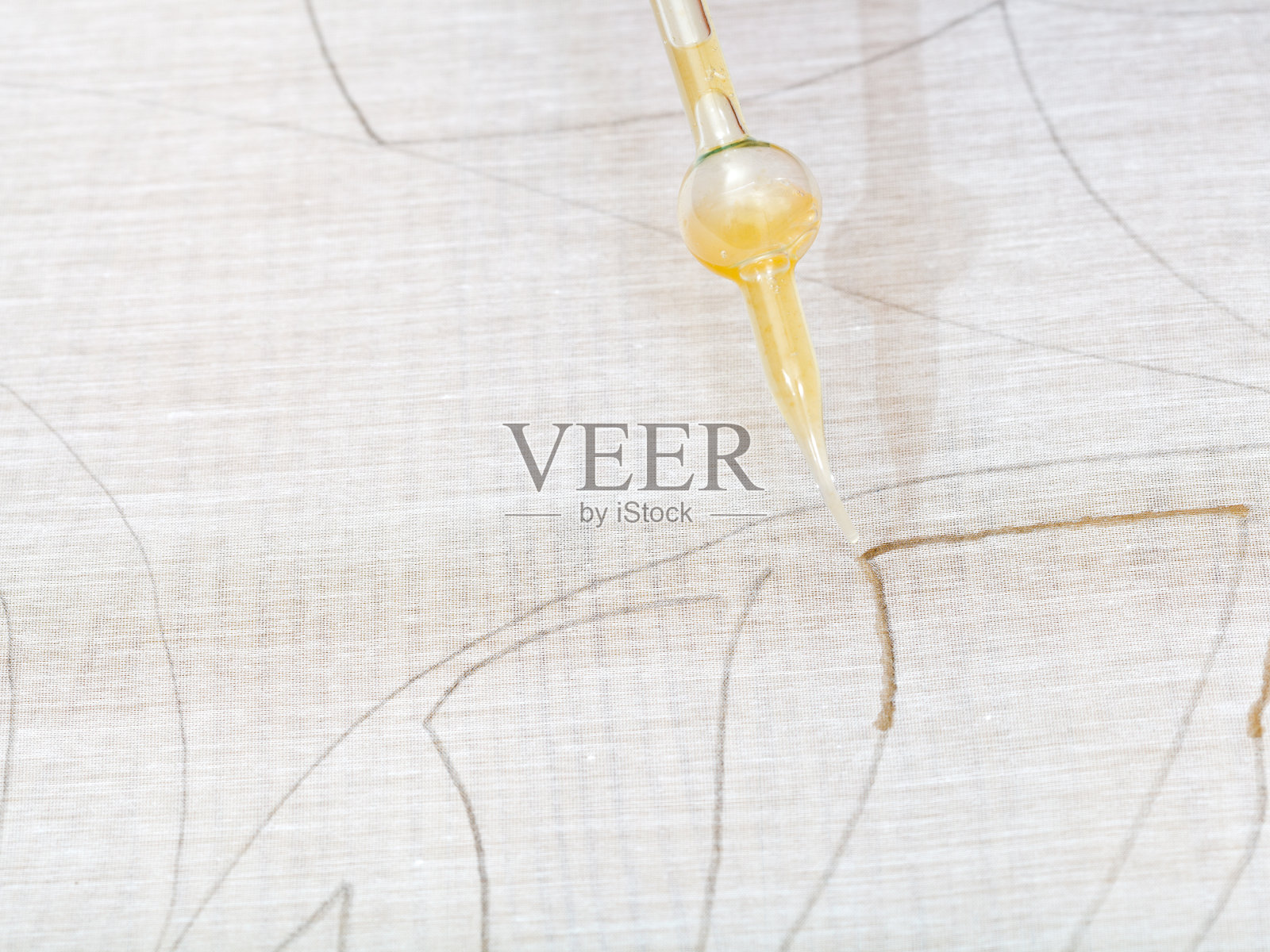 在画布上抵抗轮廓绘制照片摄影图片