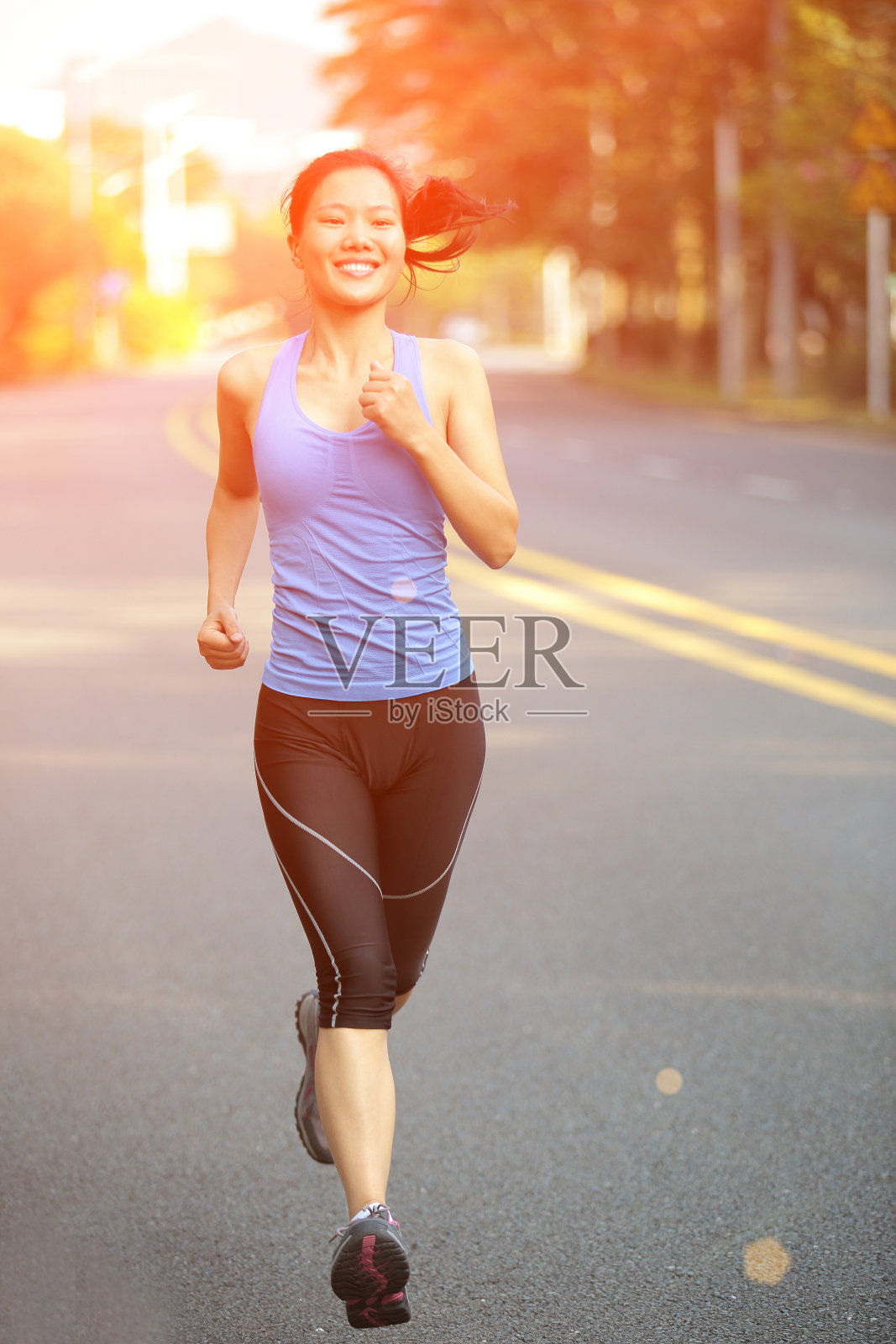 体育亚洲女人跑在城市道路上照片摄影图片