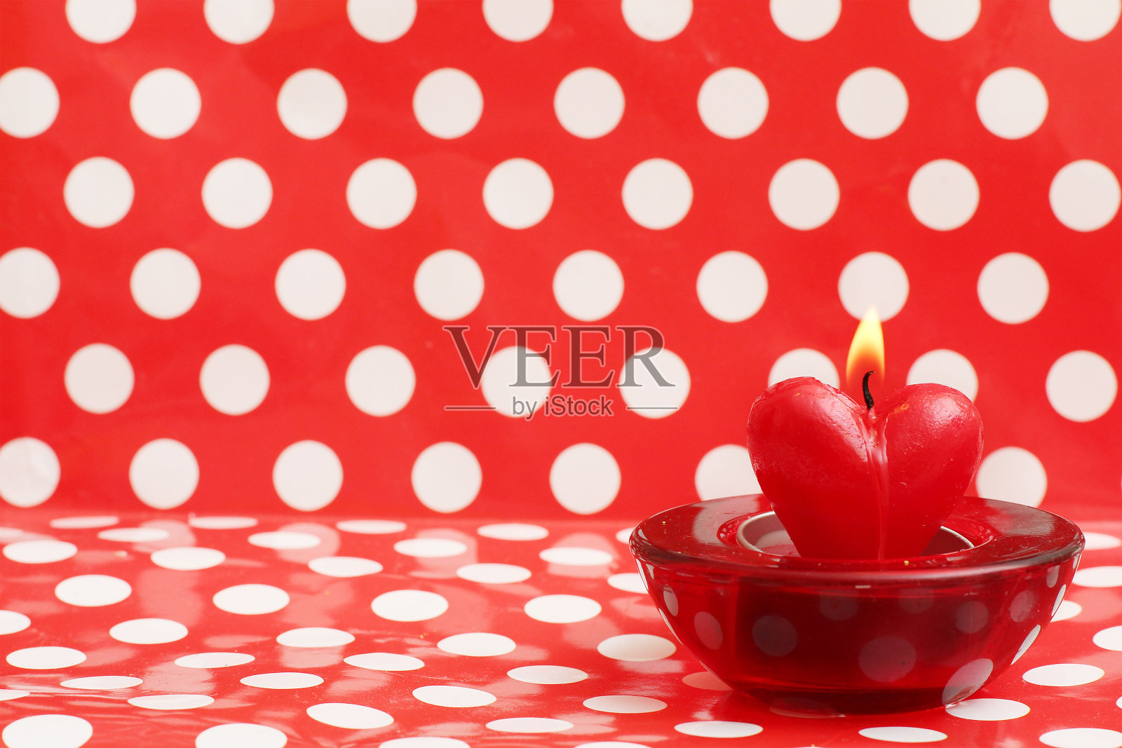 燃烧的蜡烛心，情人卡照片摄影图片