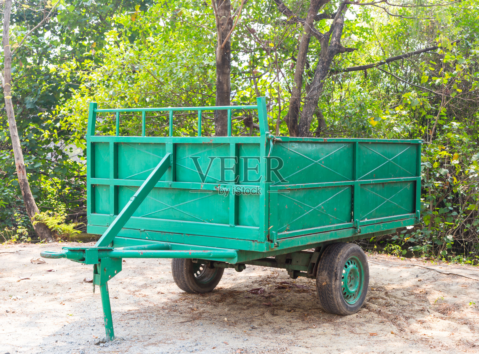 绿色金属拖车的大型垃圾桶照片摄影图片