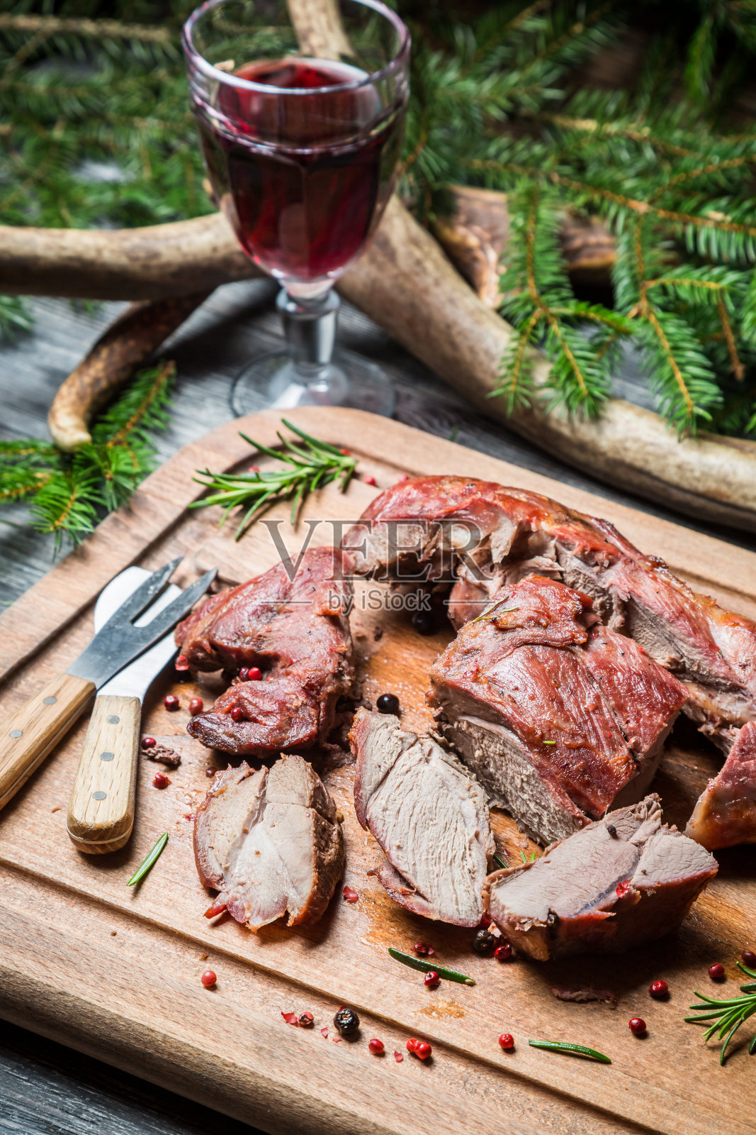 在砧板上分享刚烤好的鹿肉照片摄影图片