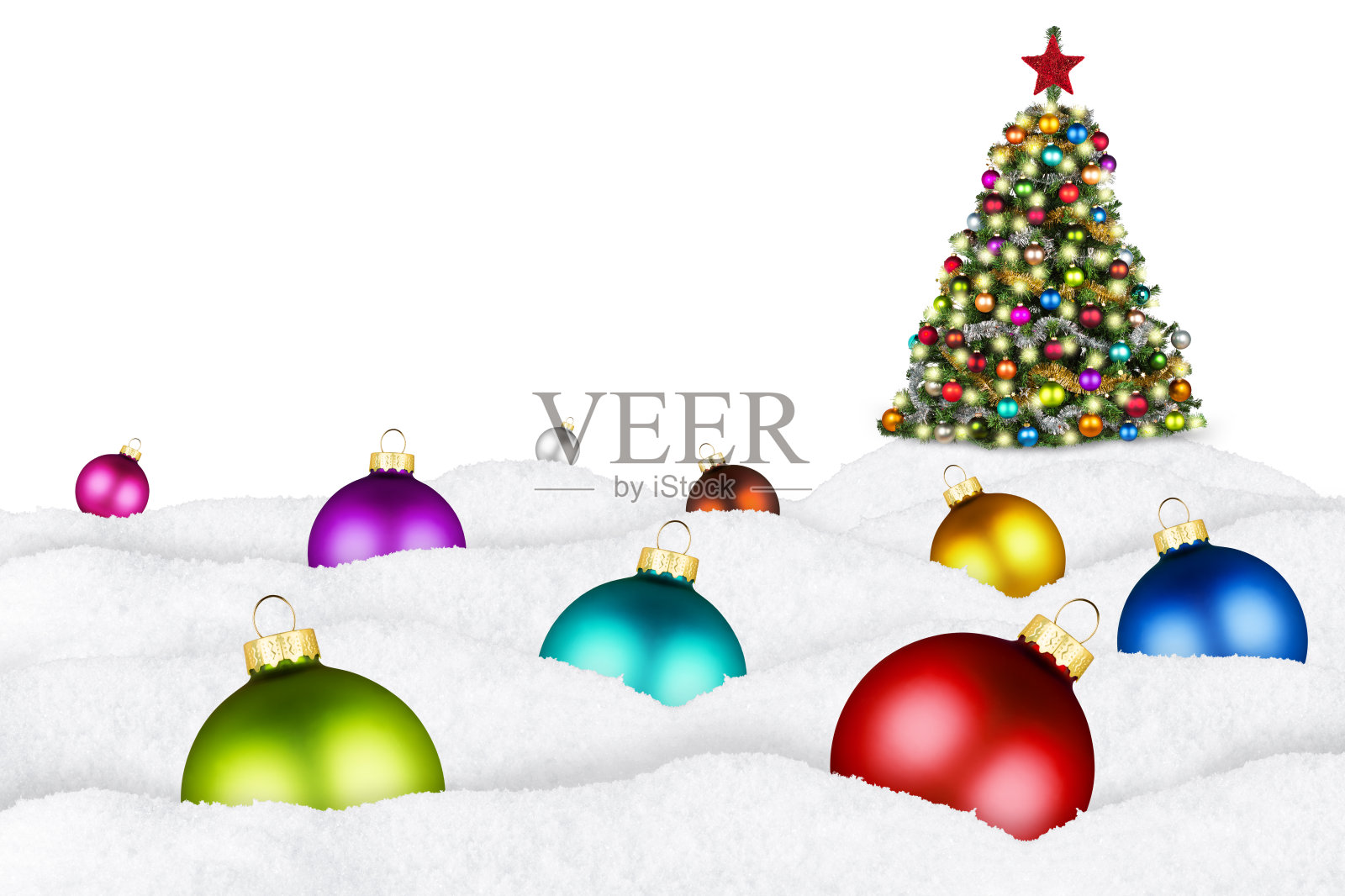 圣诞球和圣诞树在雪中照片摄影图片