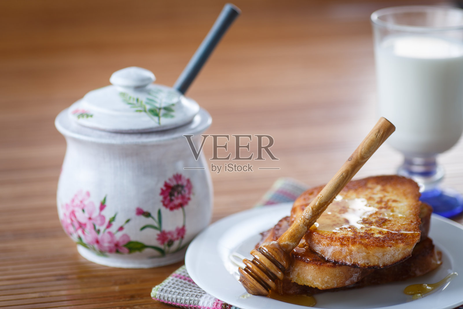 甜面包加蜂蜜照片摄影图片