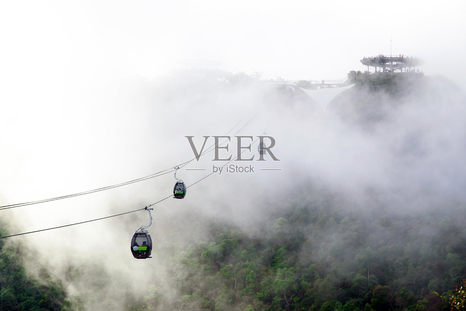 雾中的索道照片摄影图片