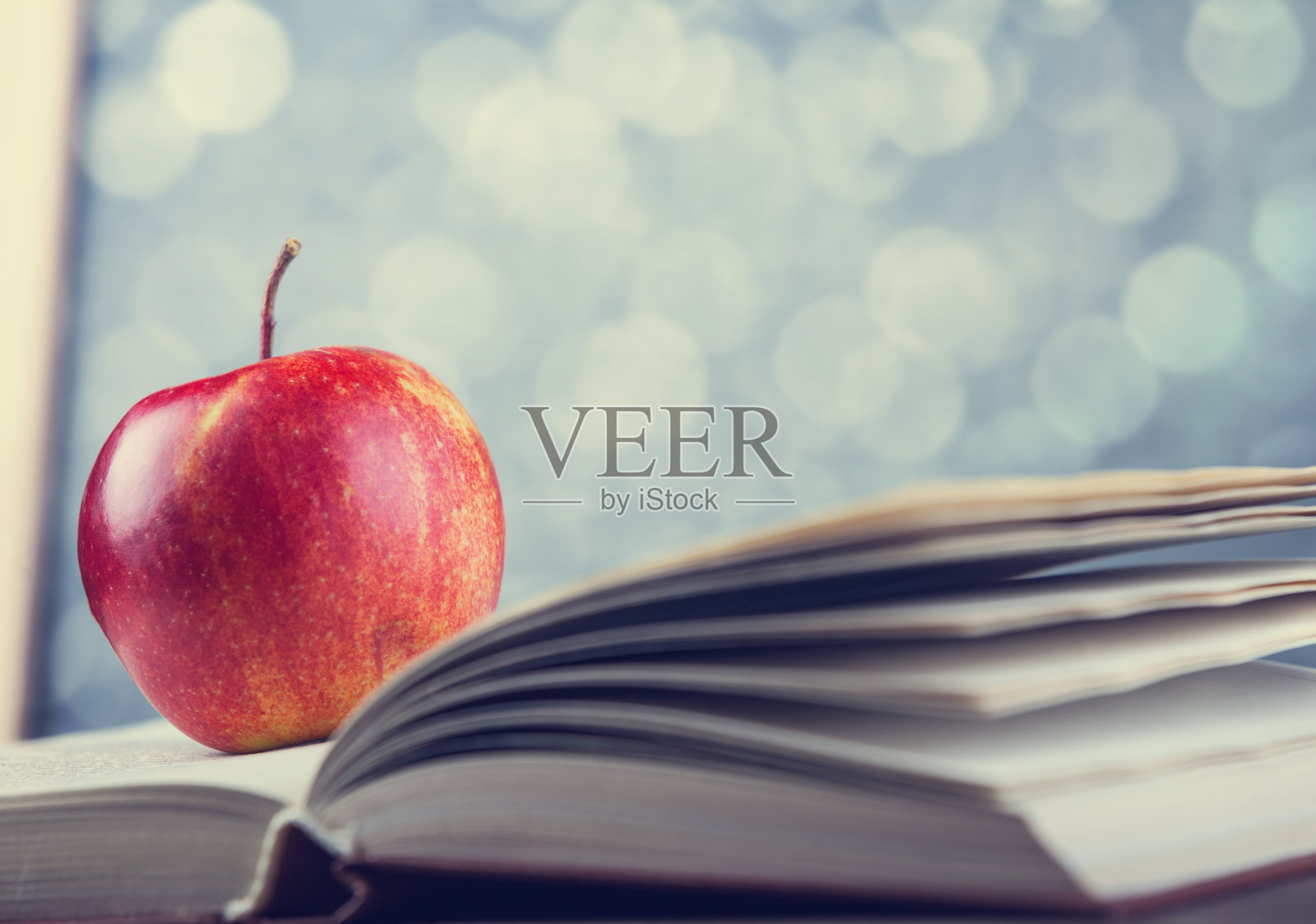 苹果和书。照片摄影图片