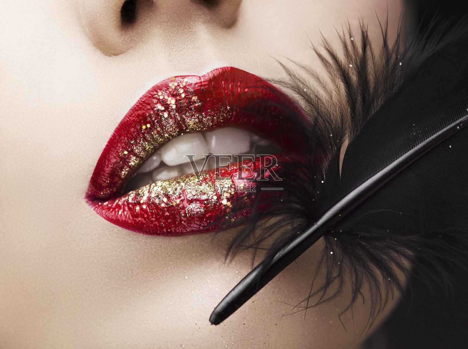 红色唇膏的嘴唇照片摄影图片