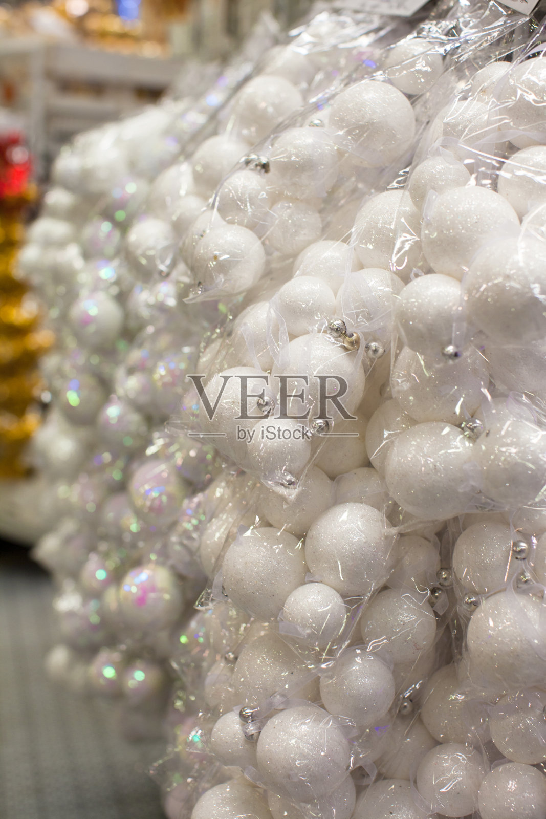 超市购物车里的圣诞球照片摄影图片