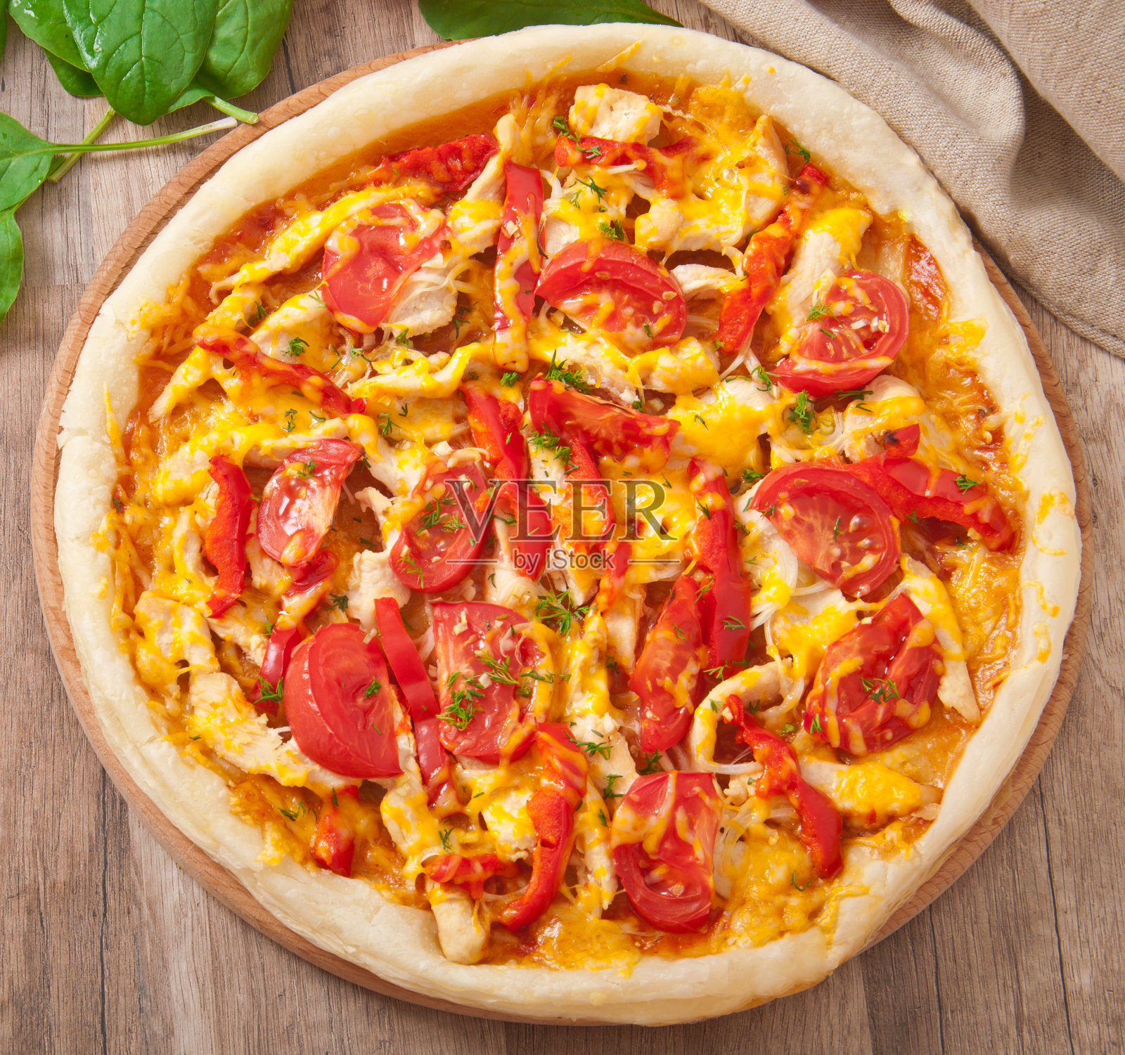 开胃的比萨饼，鸡肉，西红柿，辣椒和奶酪照片摄影图片