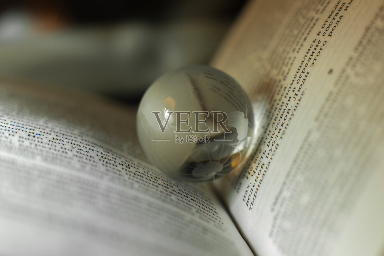 书页上的玻璃球照片摄影图片