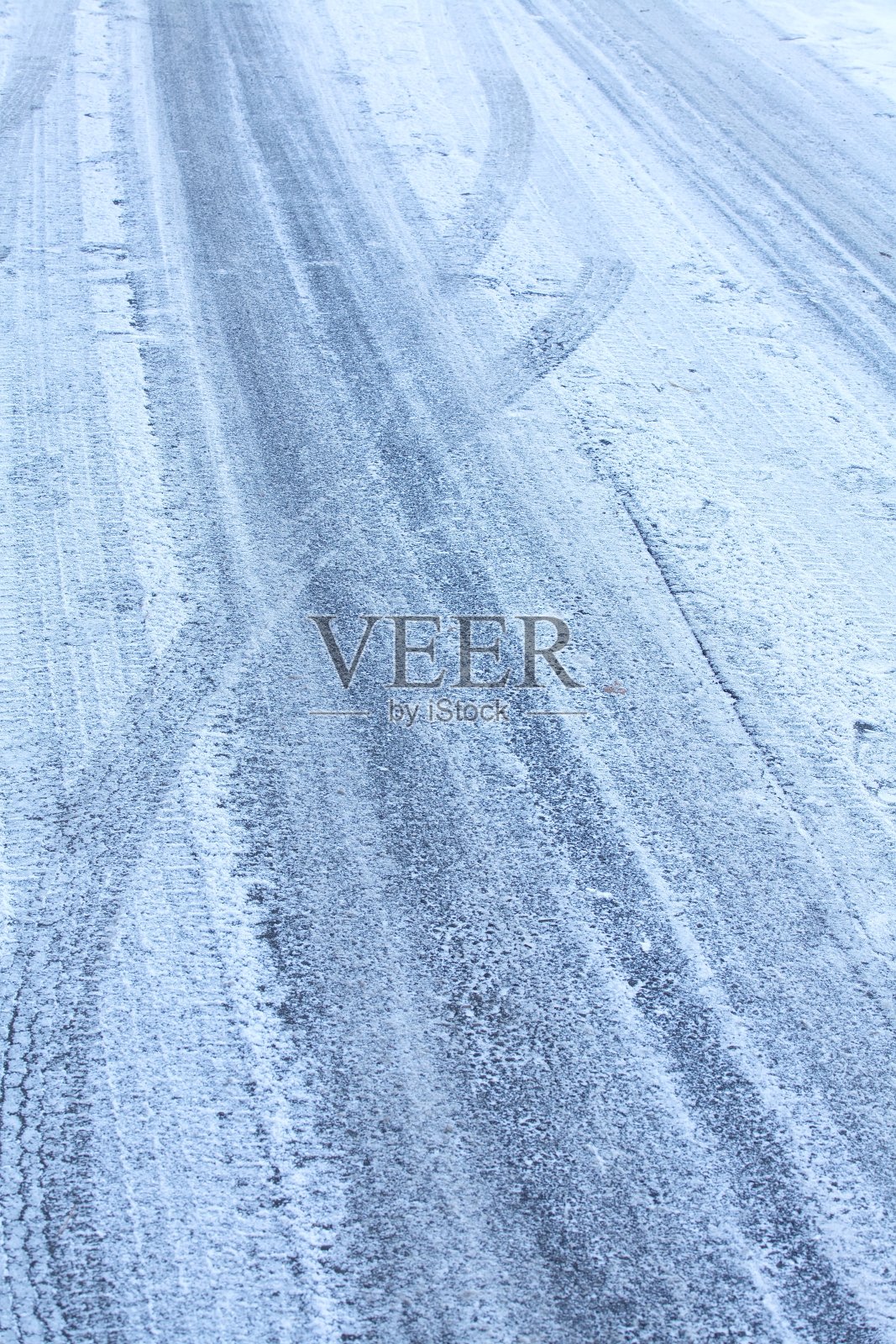 铺着雪的柏油路照片摄影图片