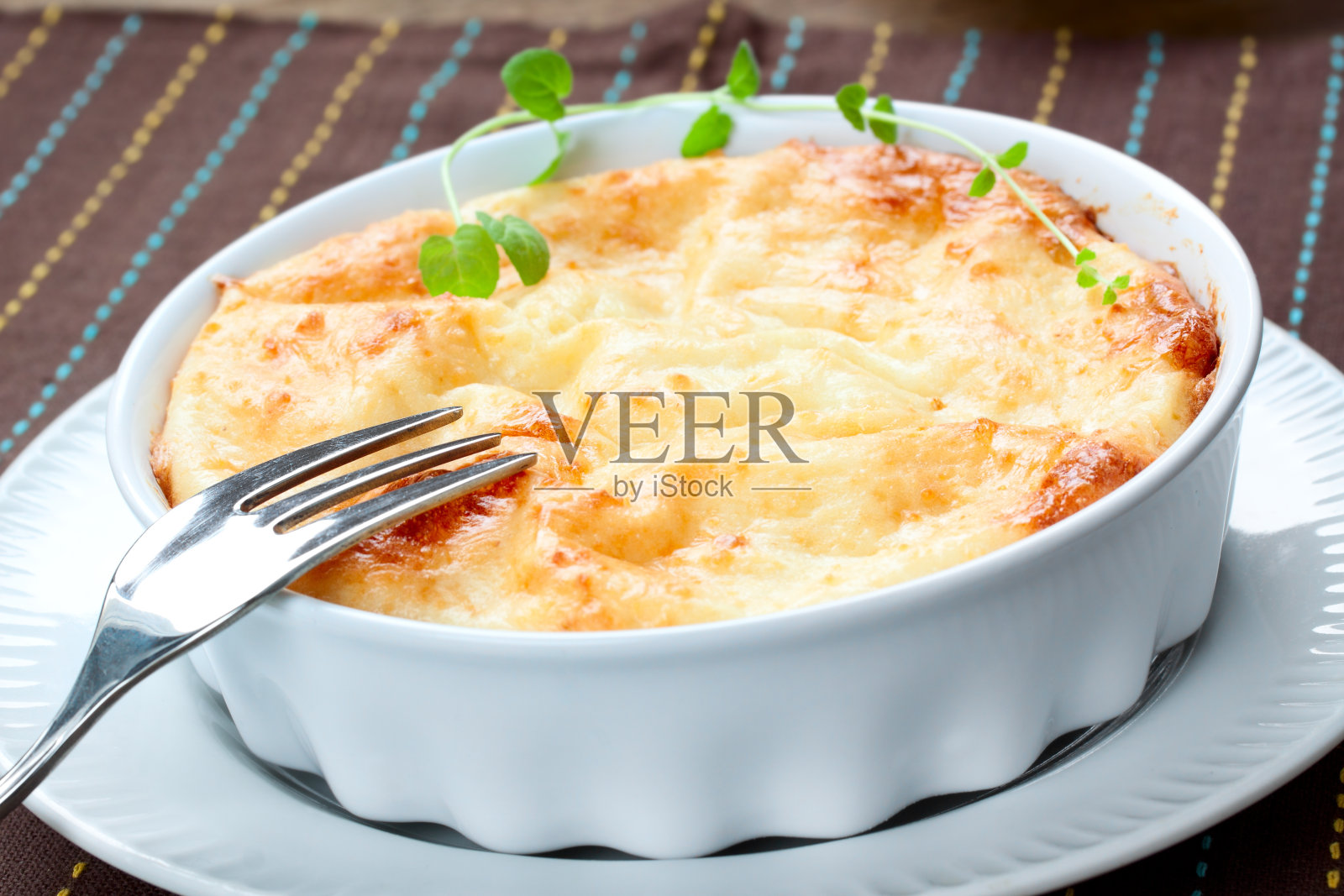 陶瓷形状的奶酪蛋糕照片摄影图片