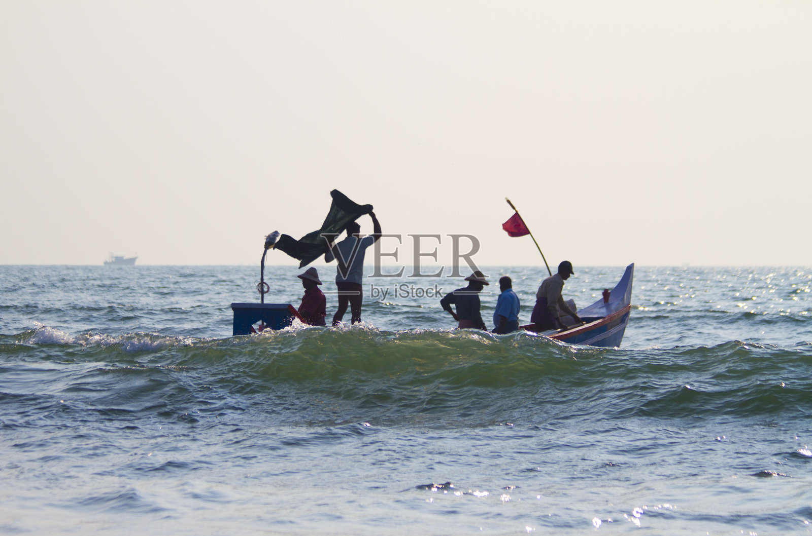男人在海上照片摄影图片