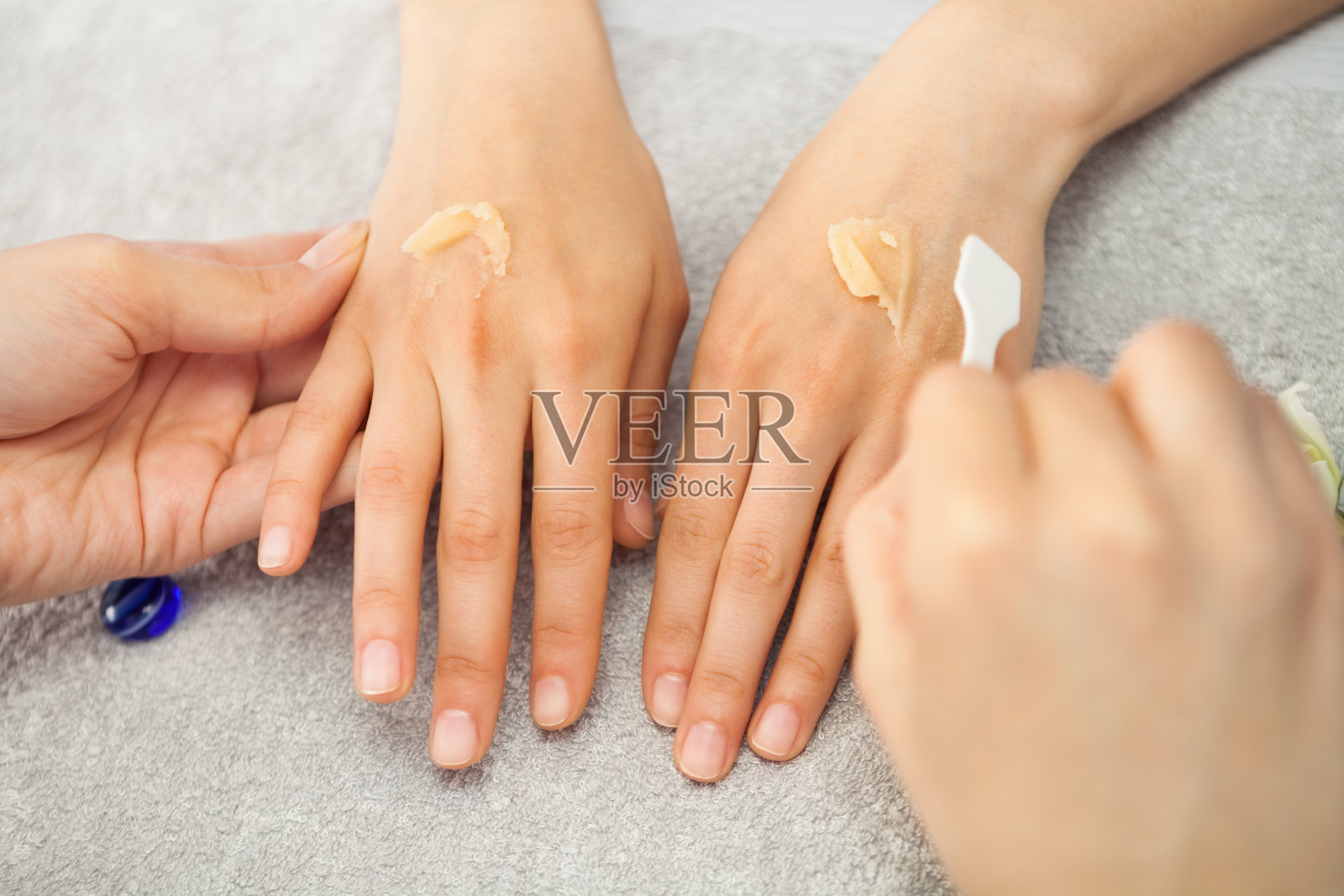 Spa沙龙。修指甲。脱皮。照片摄影图片