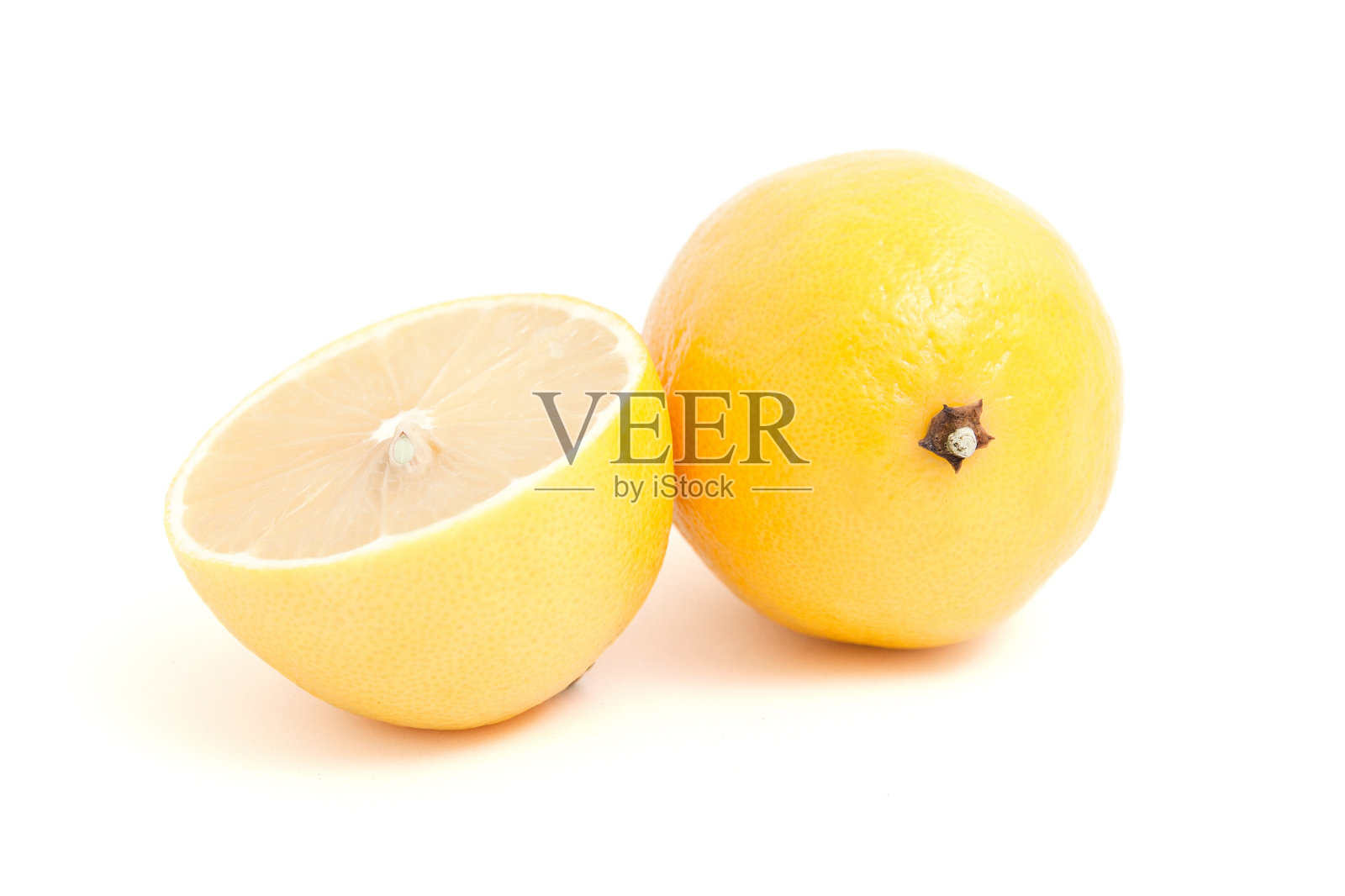 将切好的柠檬和橙子单独放在白色背景上照片摄影图片