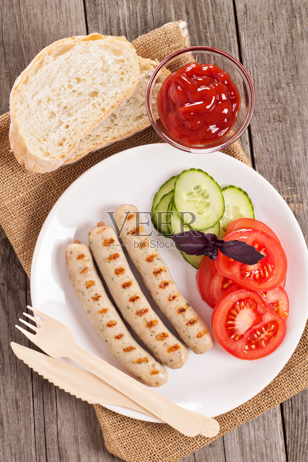 烤猪肉香肠放在盘子里照片摄影图片