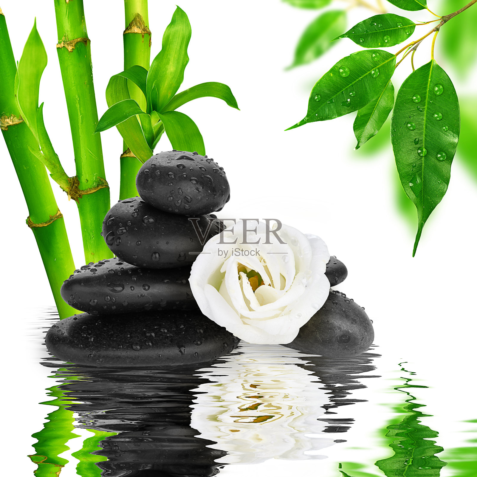 温泉背景-黑色的石头和竹水照片摄影图片