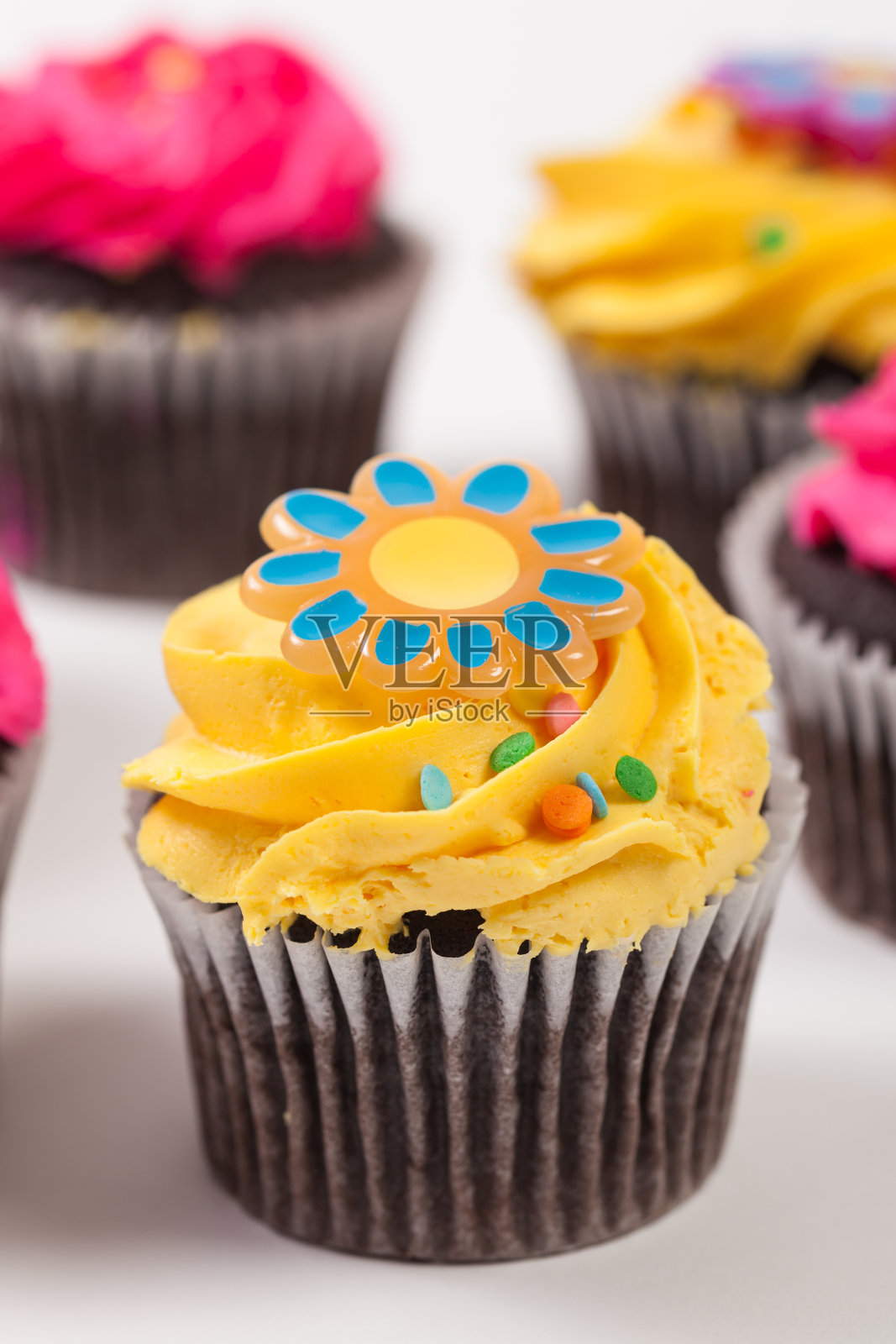 选择性聚焦黄霜纸杯蛋糕照片摄影图片