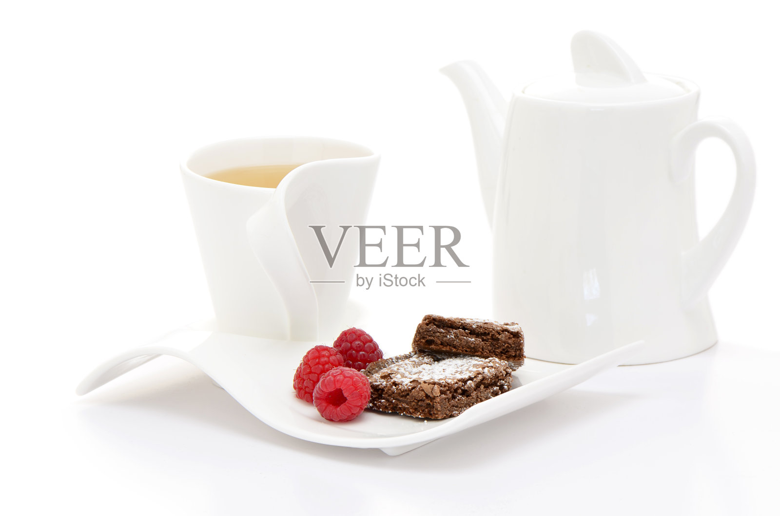 茶配布朗尼和覆盆子照片摄影图片