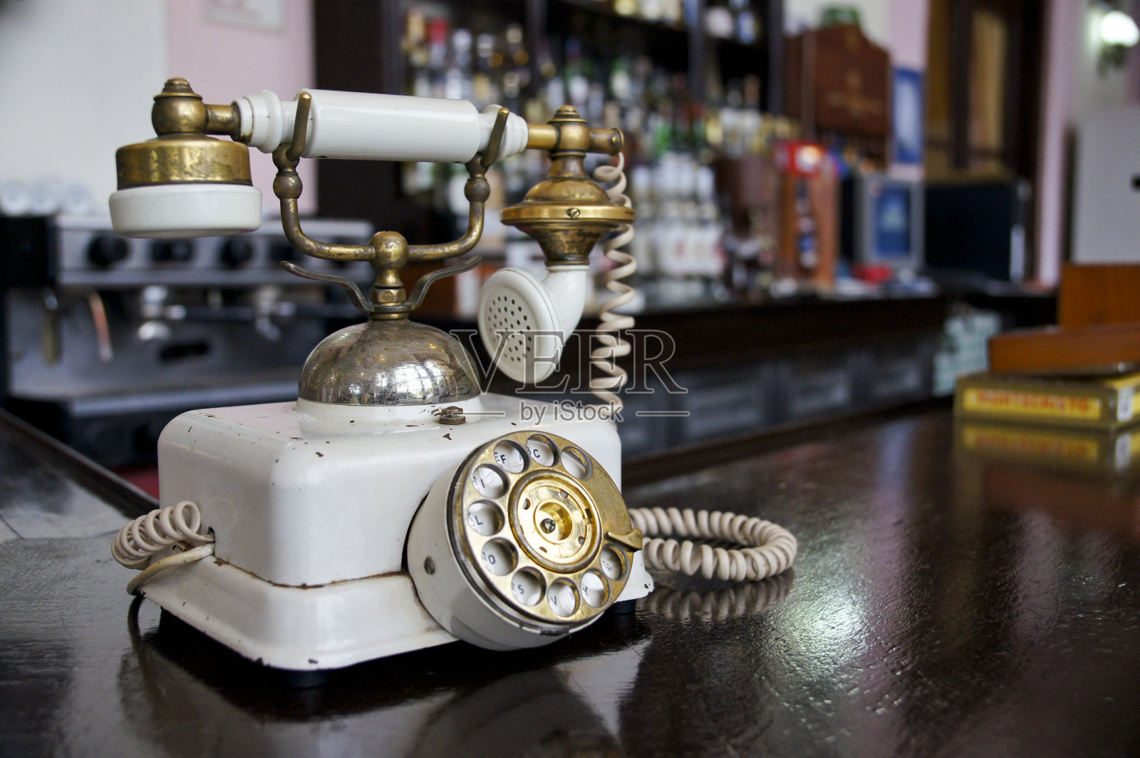 老式的木质桌子上的白色烛台电话照片摄影图片