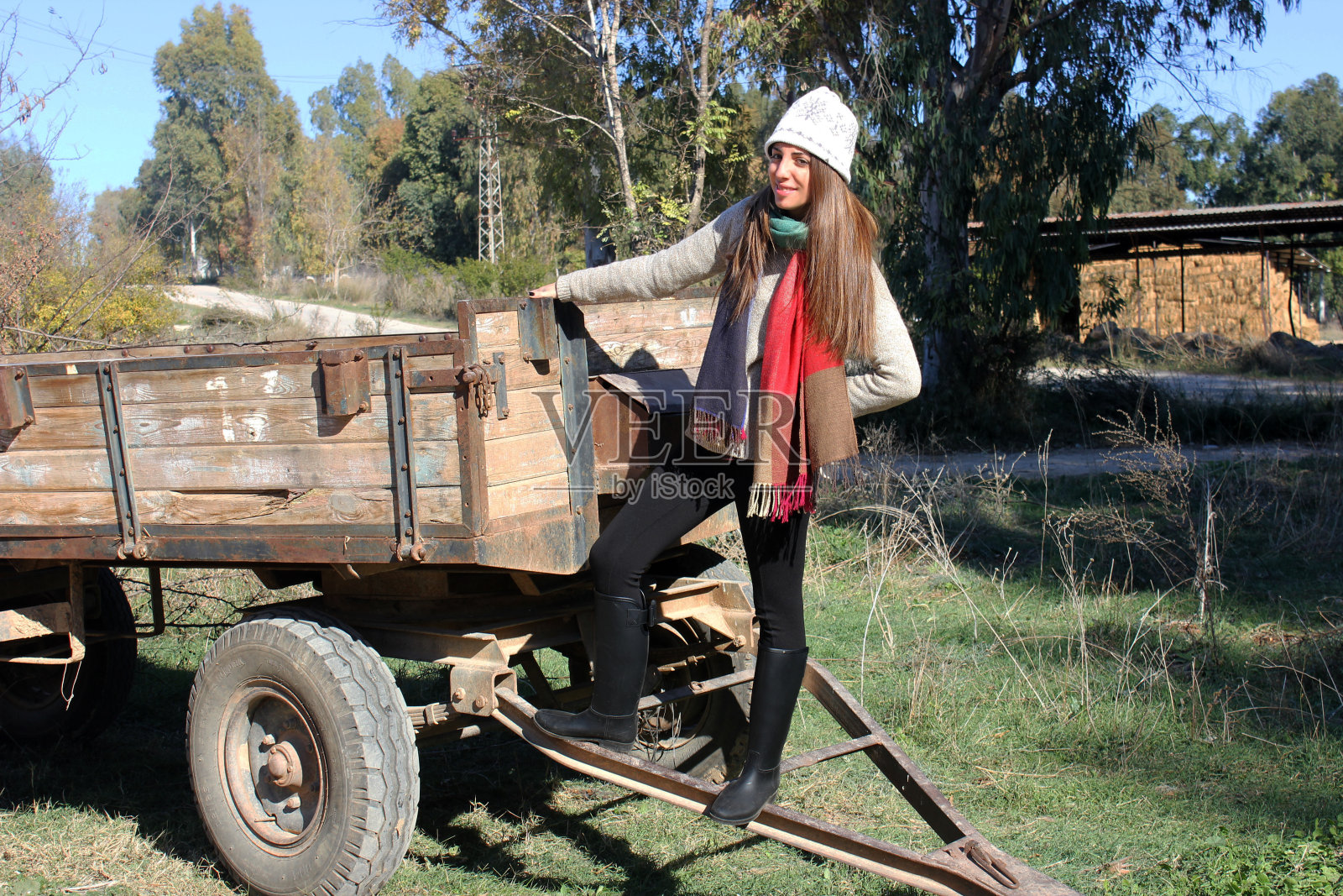 戴贝雷帽的女孩照片摄影图片